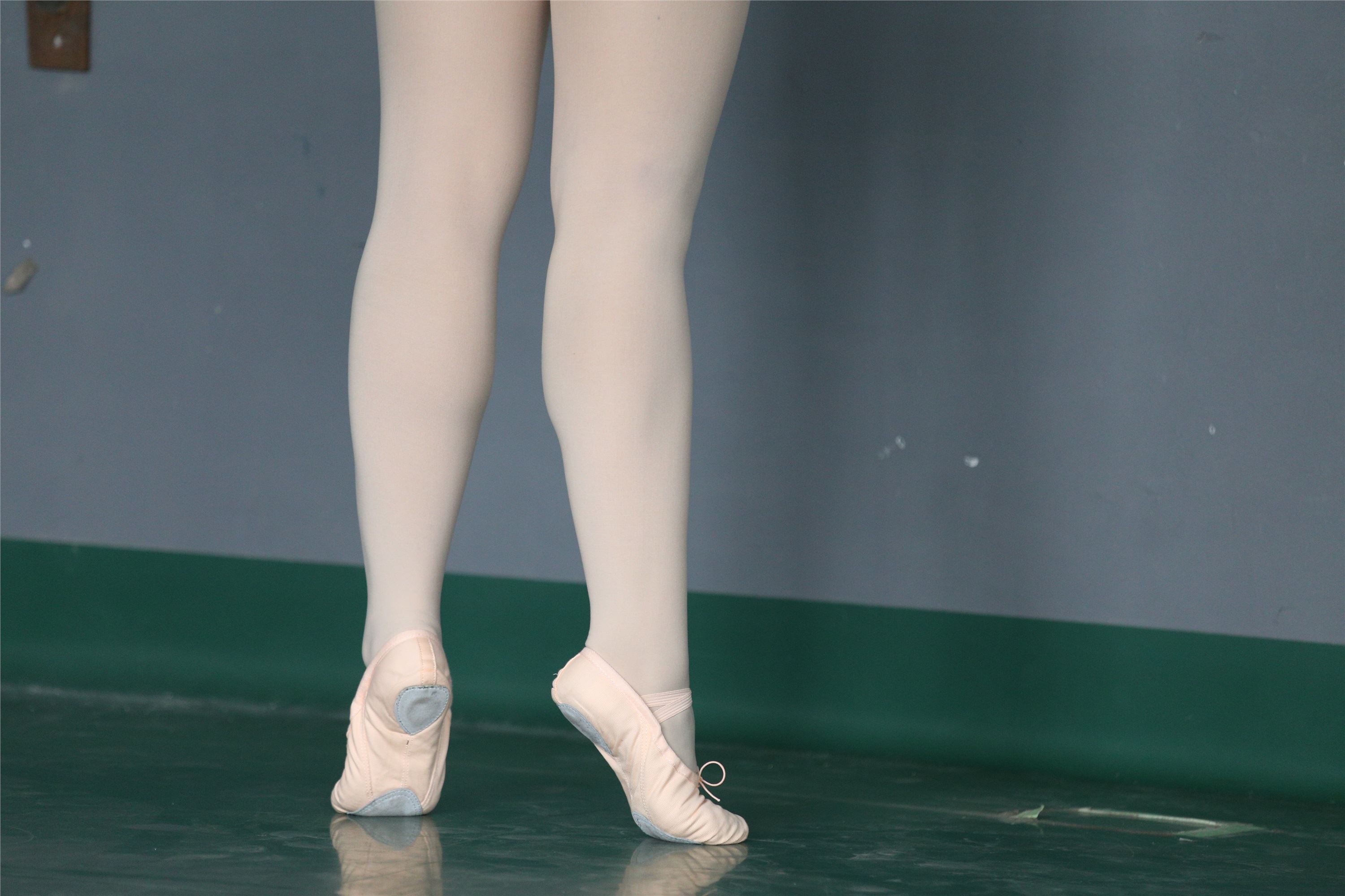 大西瓜美女图片 W019 舞蹈家9-双红衣少女590p4