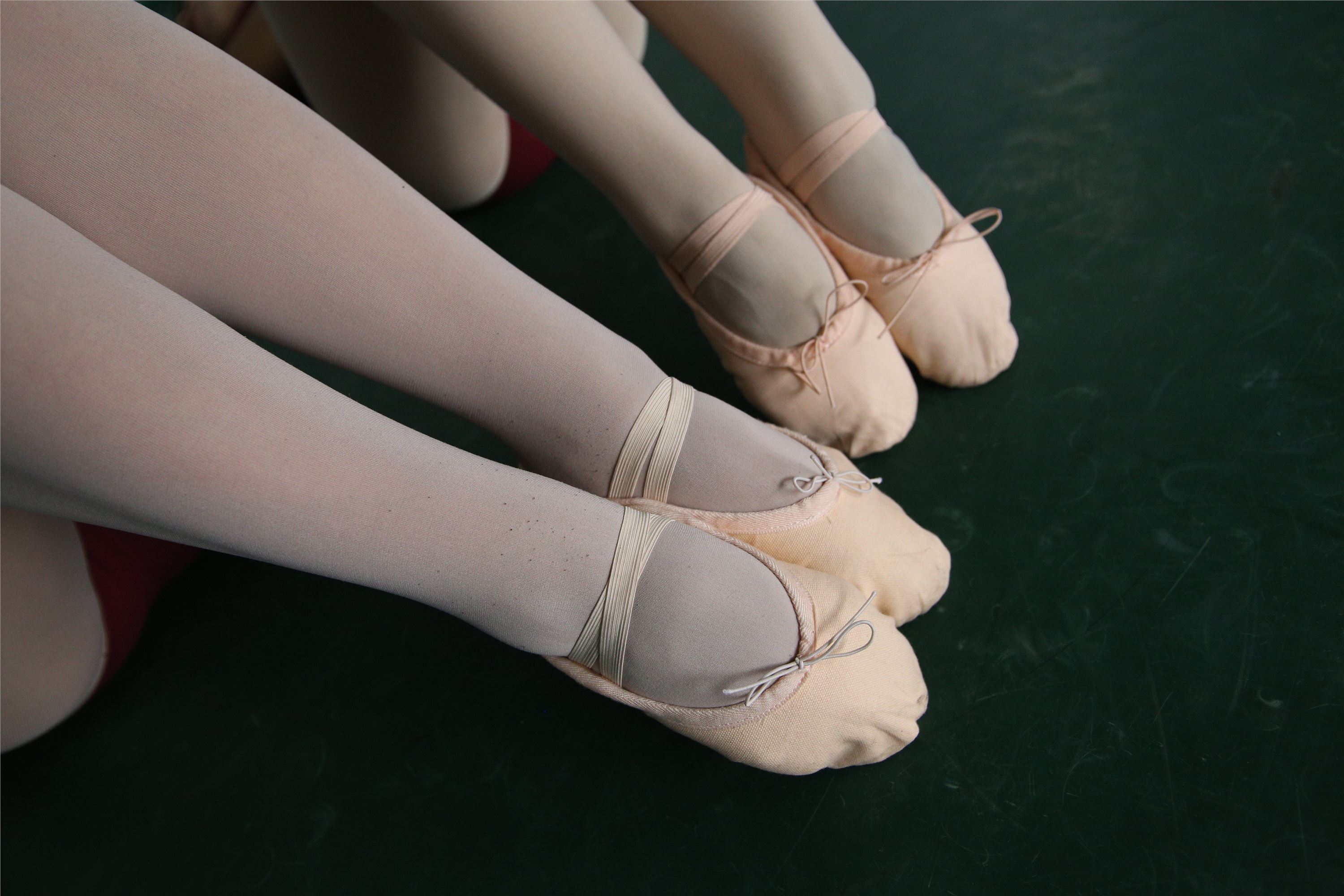 大西瓜美女图片 W019 舞蹈家9-双红衣少女590p1