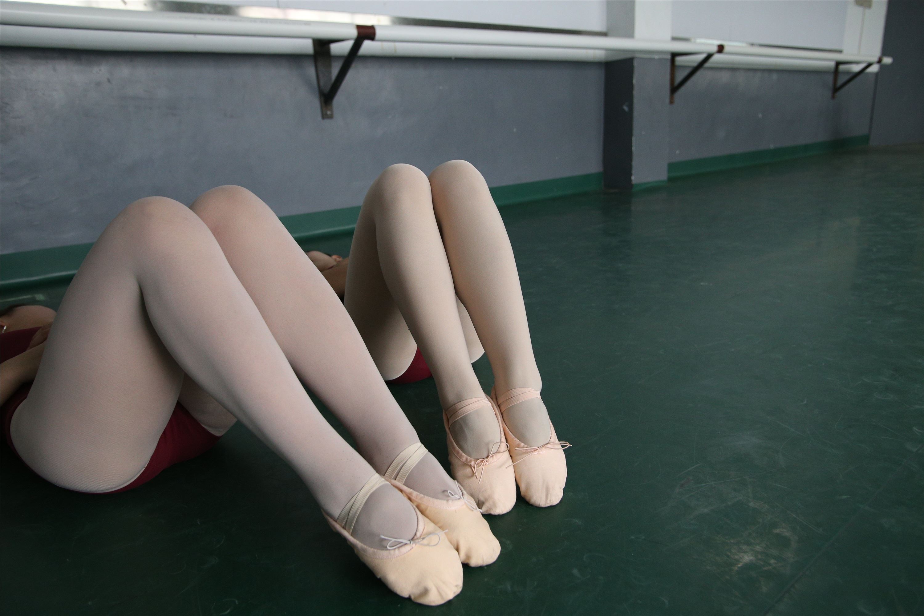 大西瓜美女图片 W019 舞蹈家9-双红衣少女590p1