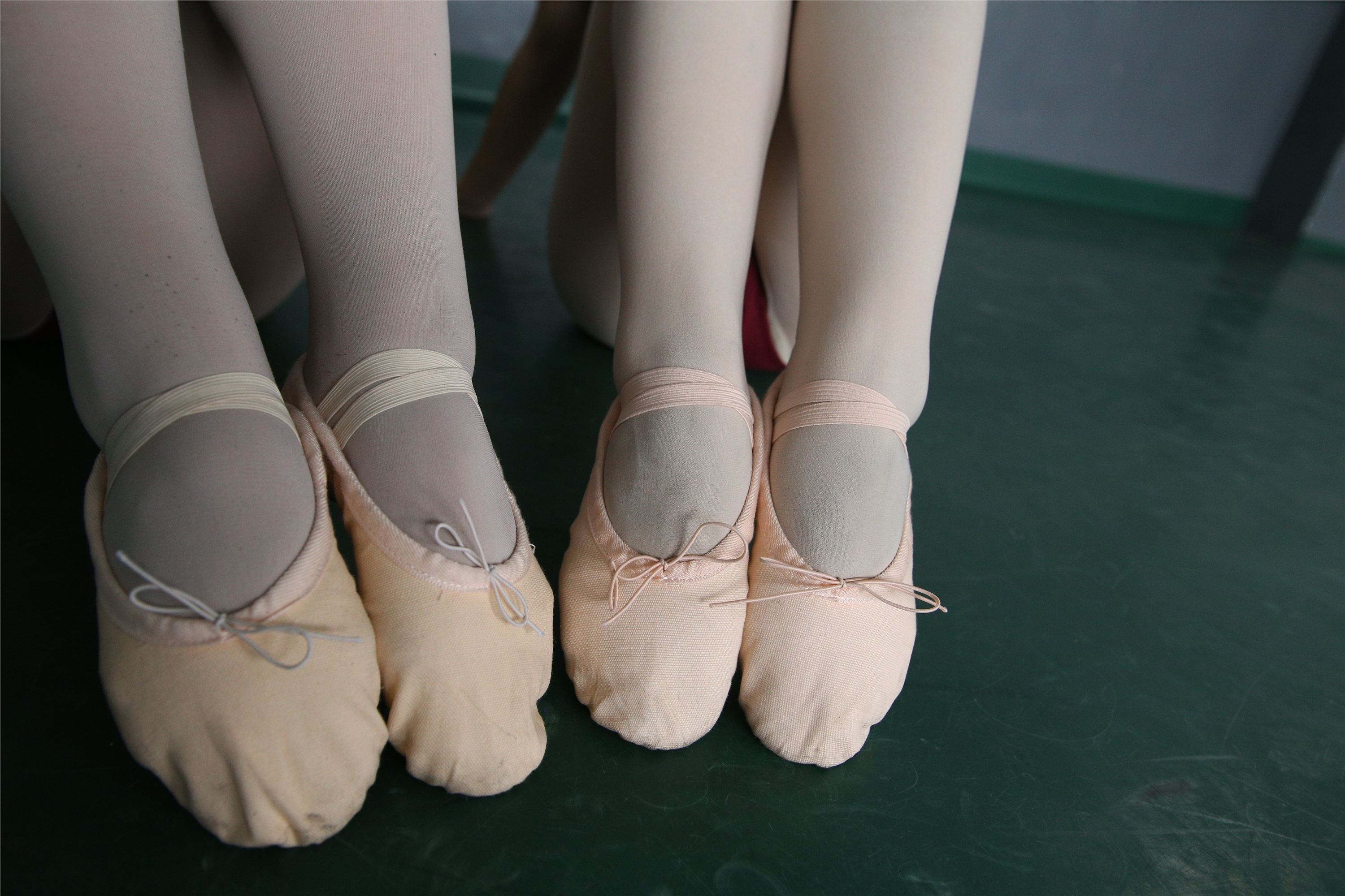 大西瓜美女图片 W019 舞蹈家9-双红衣少女590p1