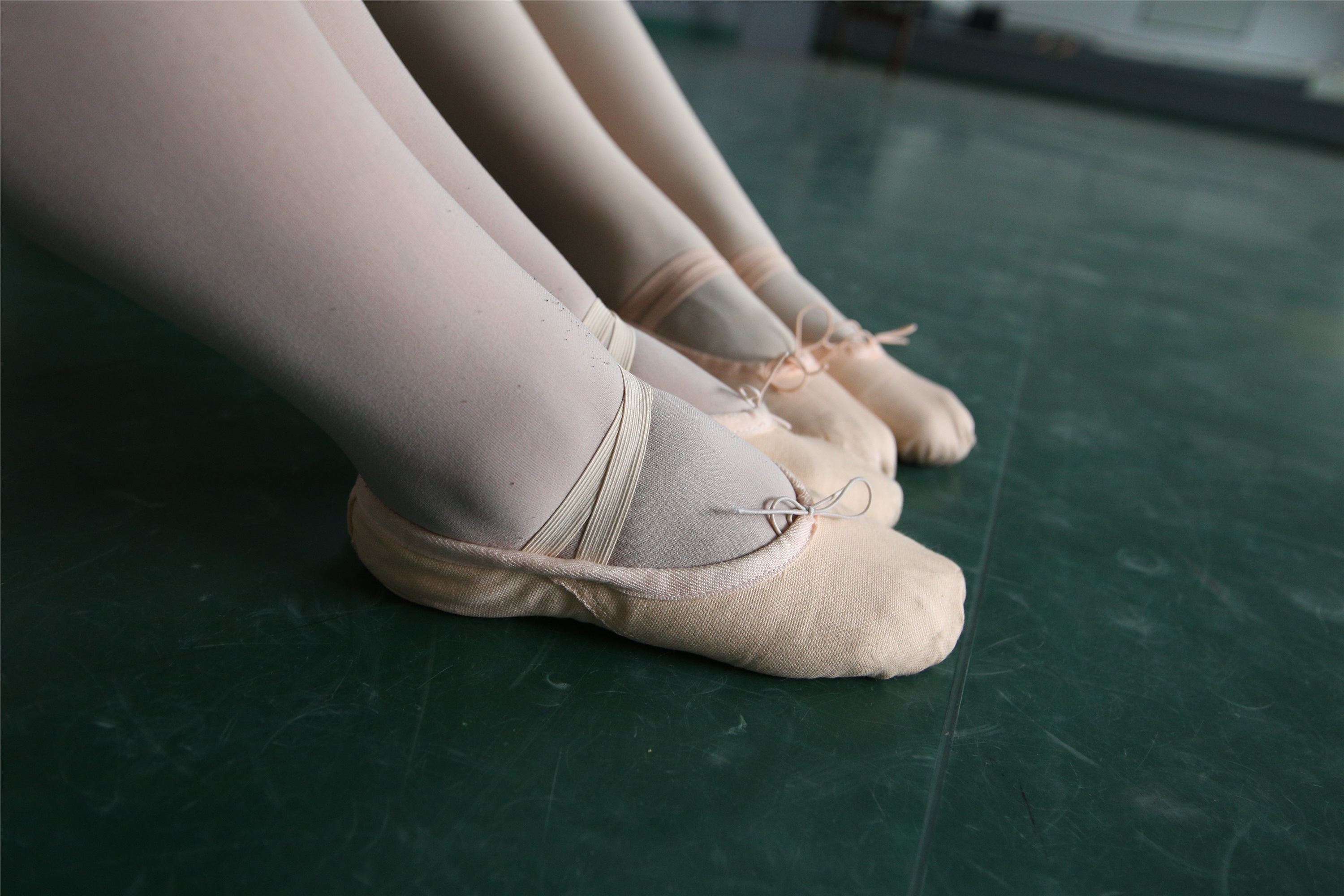 大西瓜美女图片 W019 舞蹈家9-双红衣少女590p1