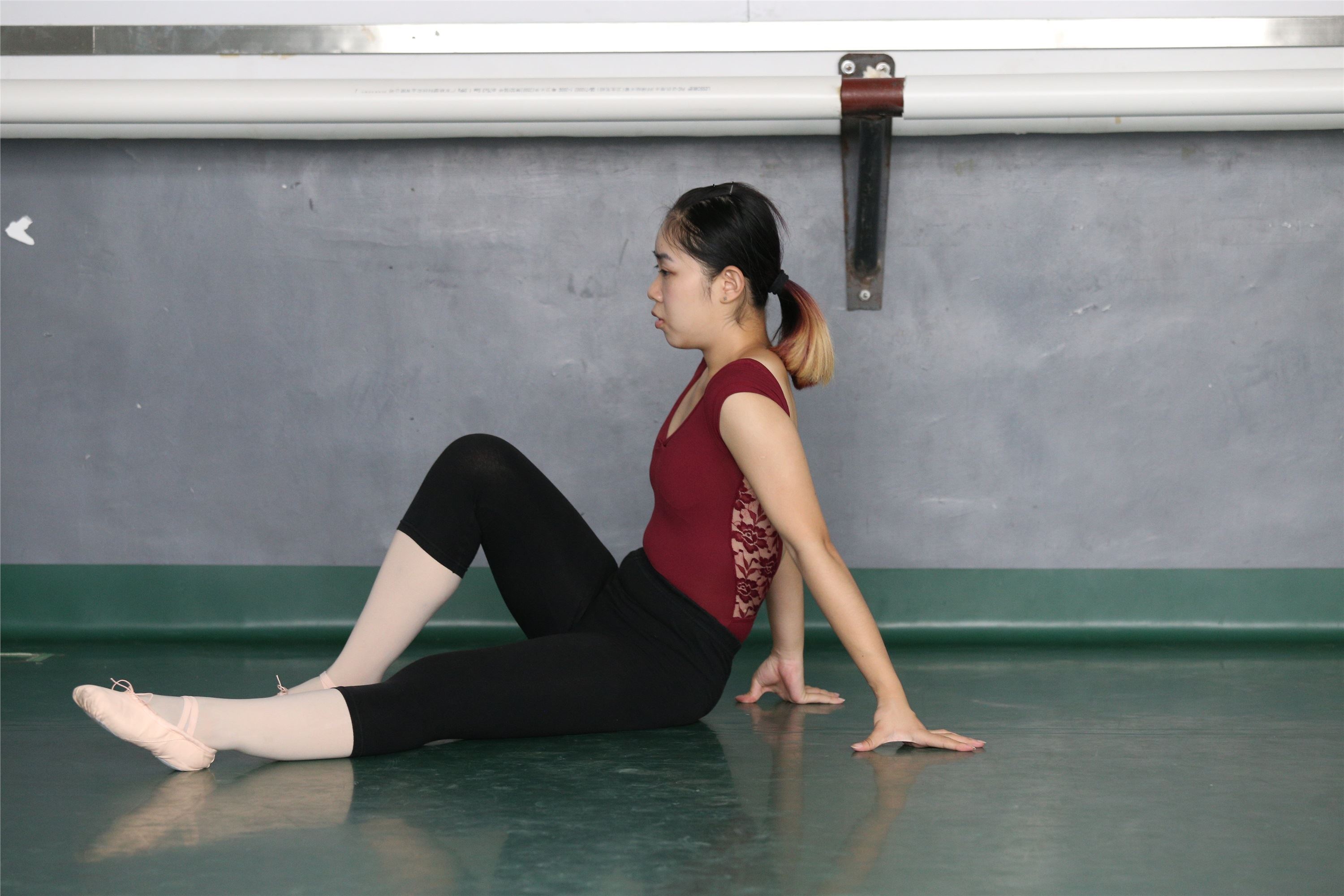 大西瓜美女图片 W019 舞蹈家9-双红衣少女590p1