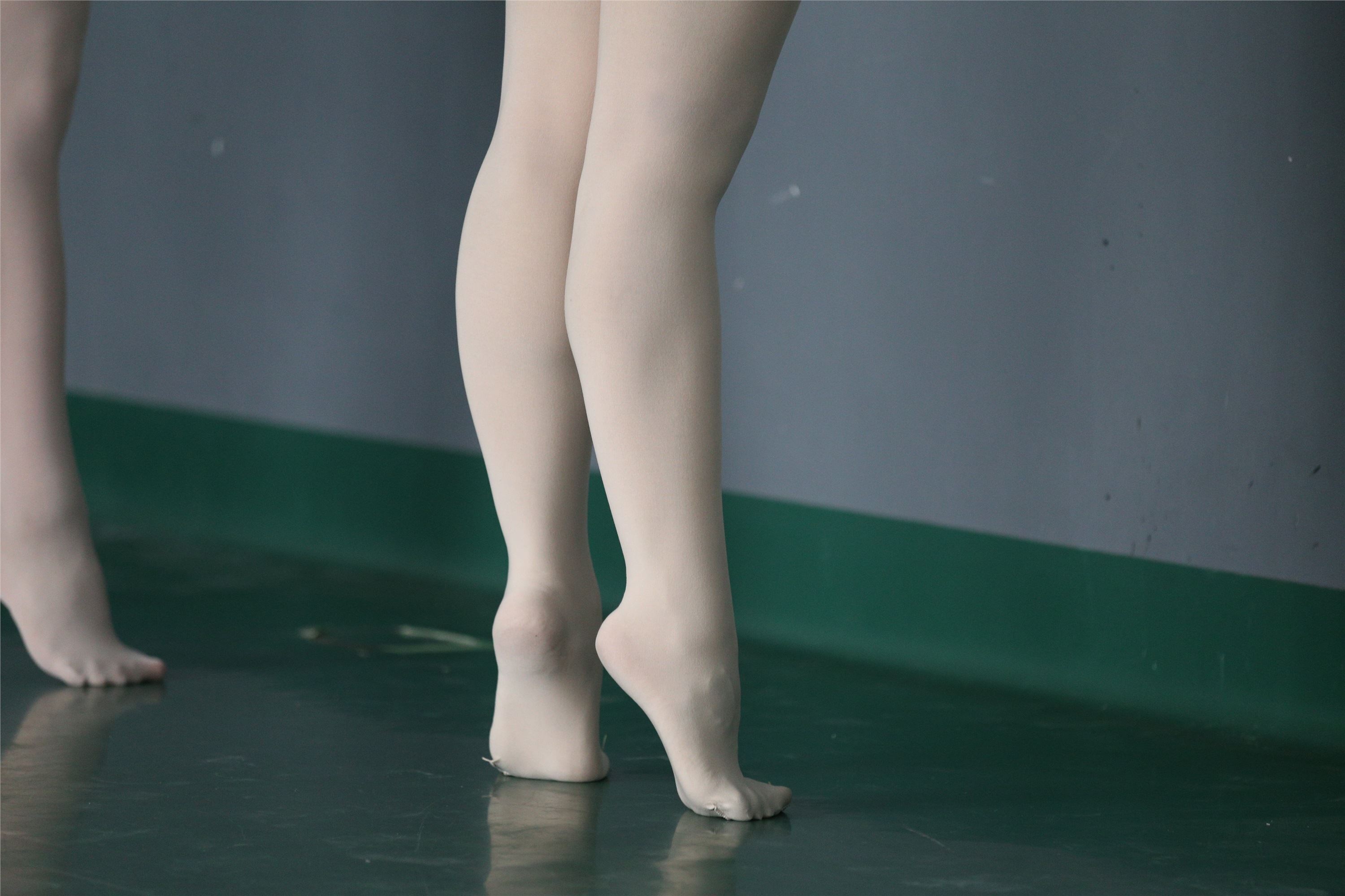 大西瓜美女图片 W019 舞蹈家9-双红衣少女590p2