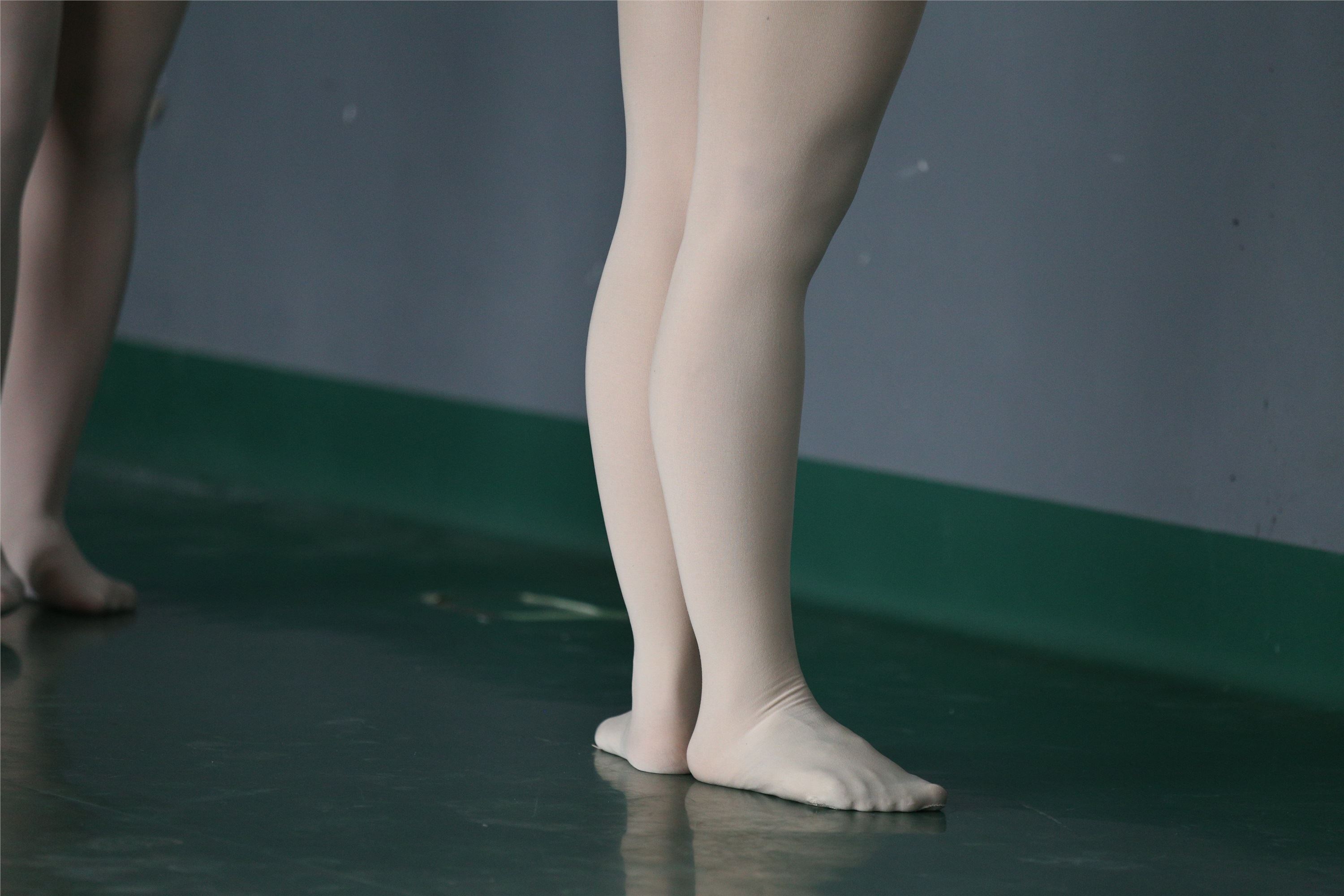 大西瓜美女图片 W019 舞蹈家9-双红衣少女590p2