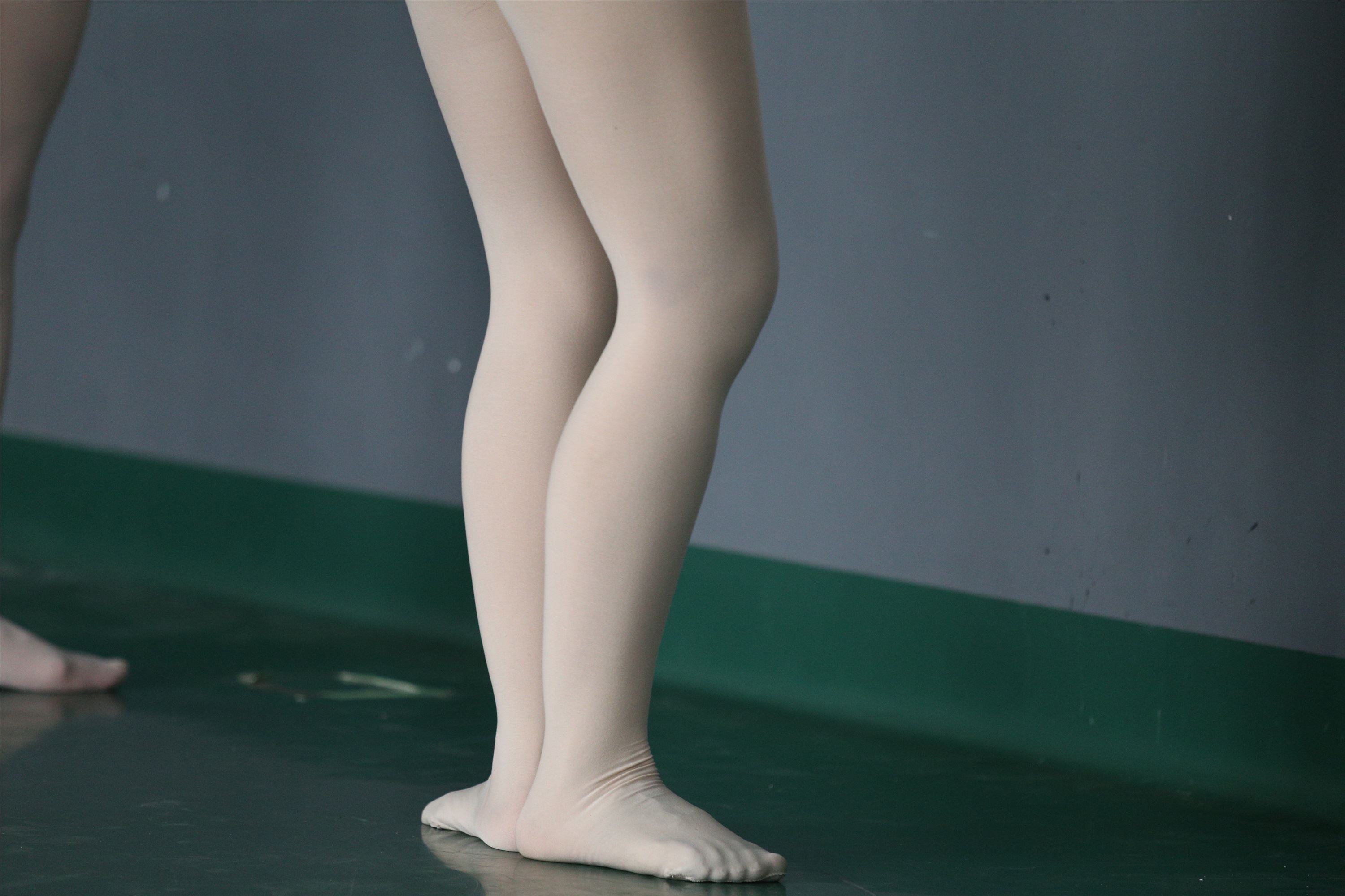 大西瓜美女图片 W019 舞蹈家9-双红衣少女590p2