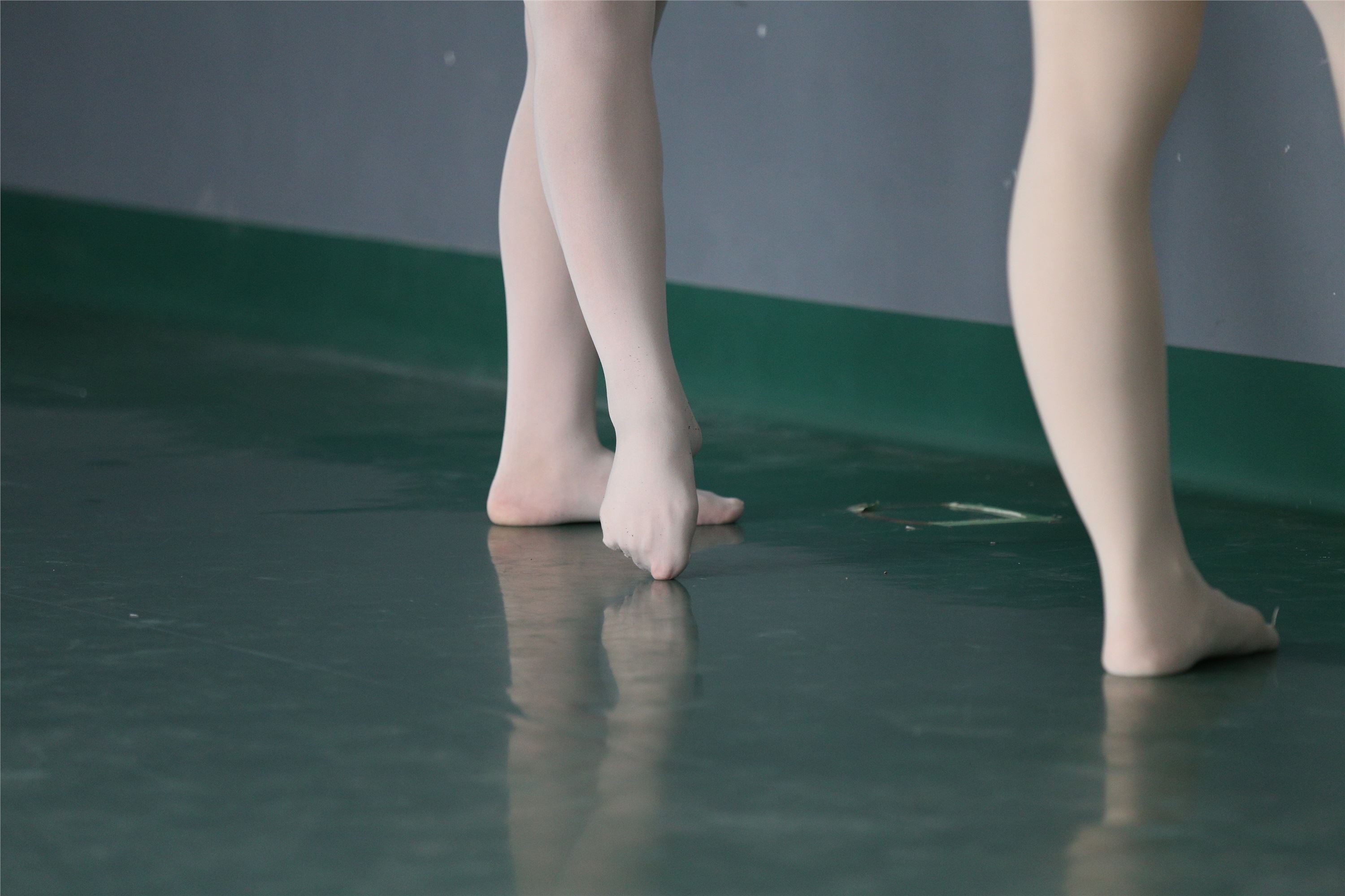 大西瓜美女图片 W019 舞蹈家9-双红衣少女590p2