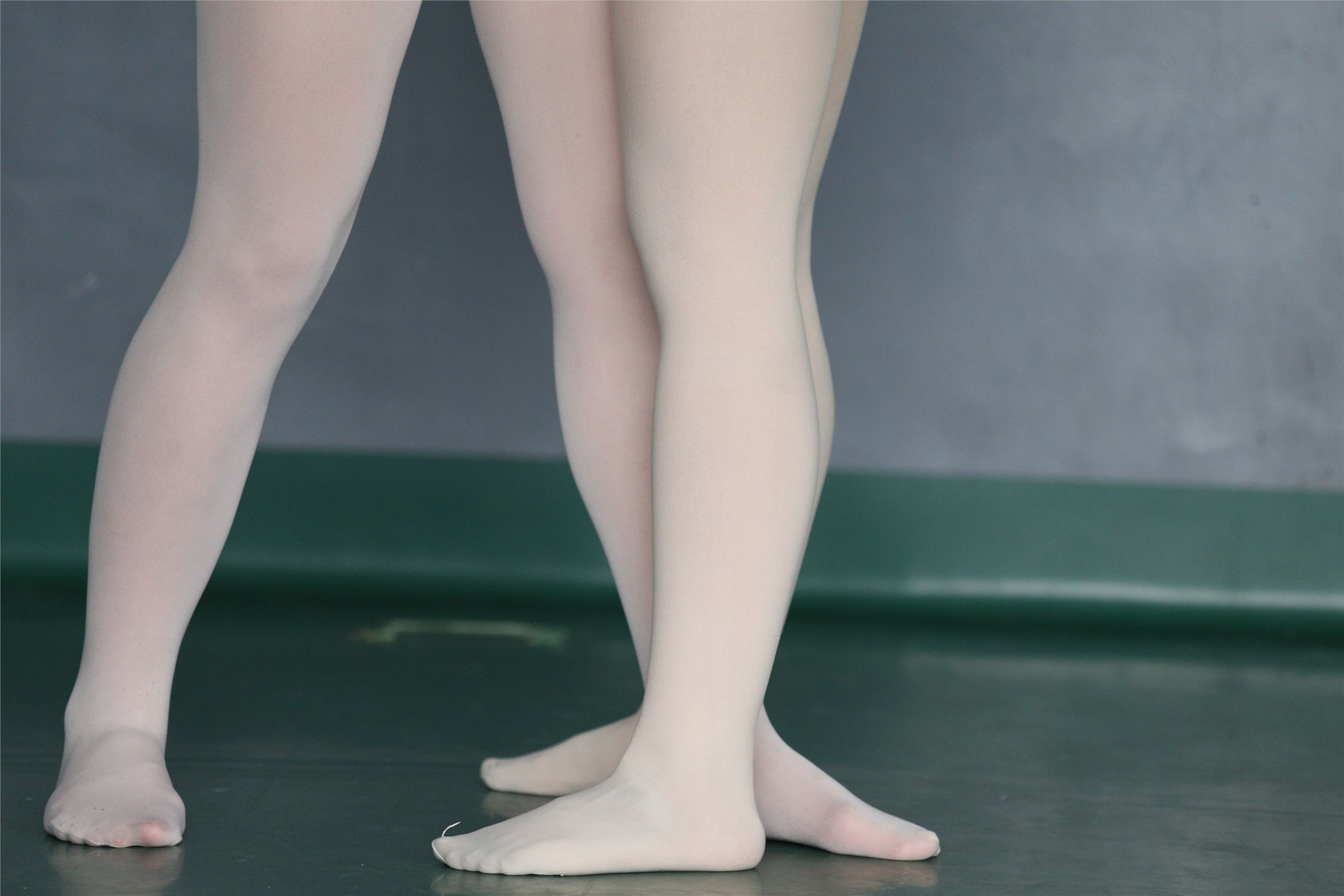 大西瓜美女图片 W019 舞蹈家9-双红衣少女590p2