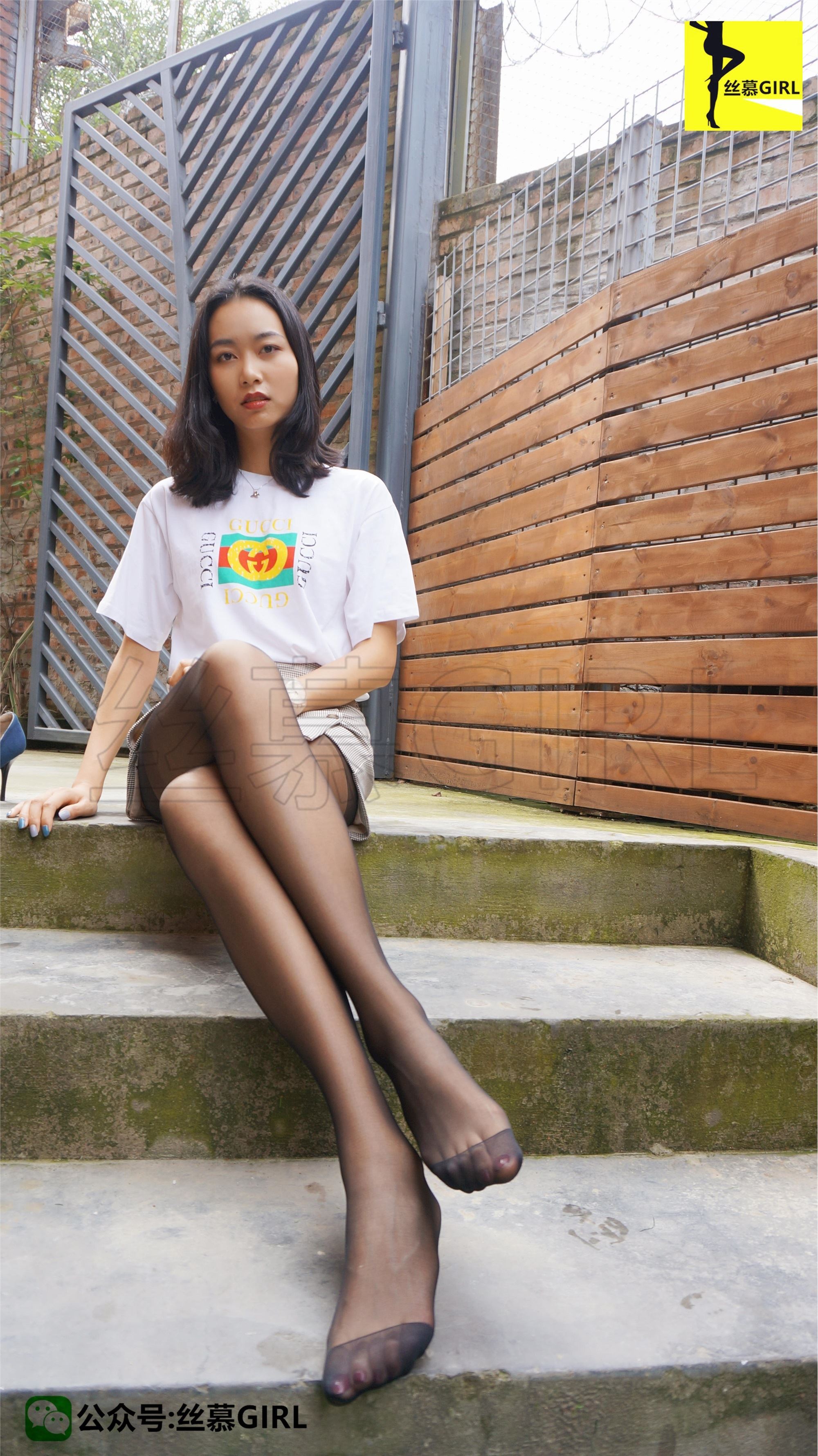 丝慕写真  第003期 模特：三万姐《秋风与长腿的故事》