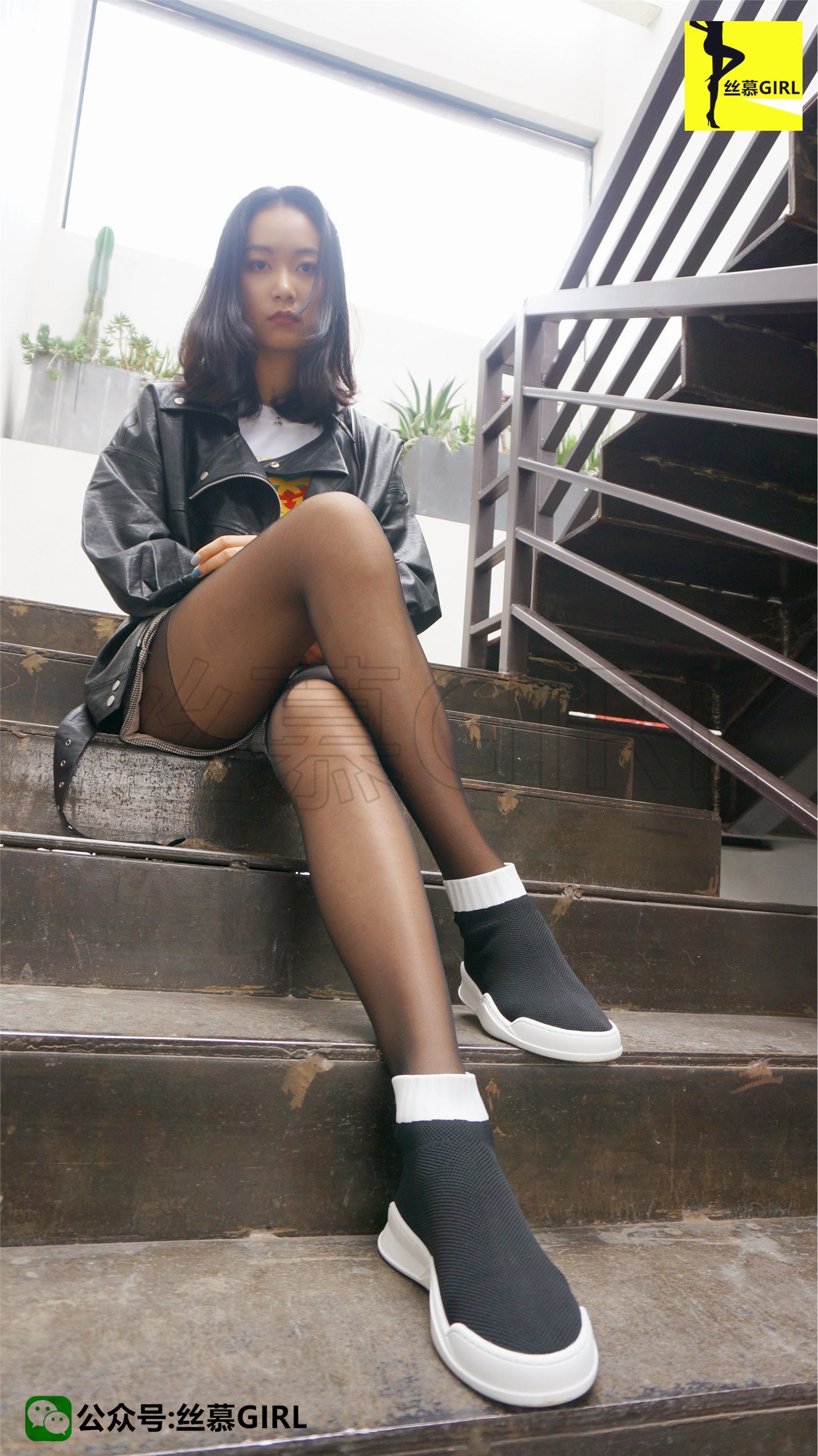 丝慕写真  第003期 模特：三万姐《秋风与长腿的故事》