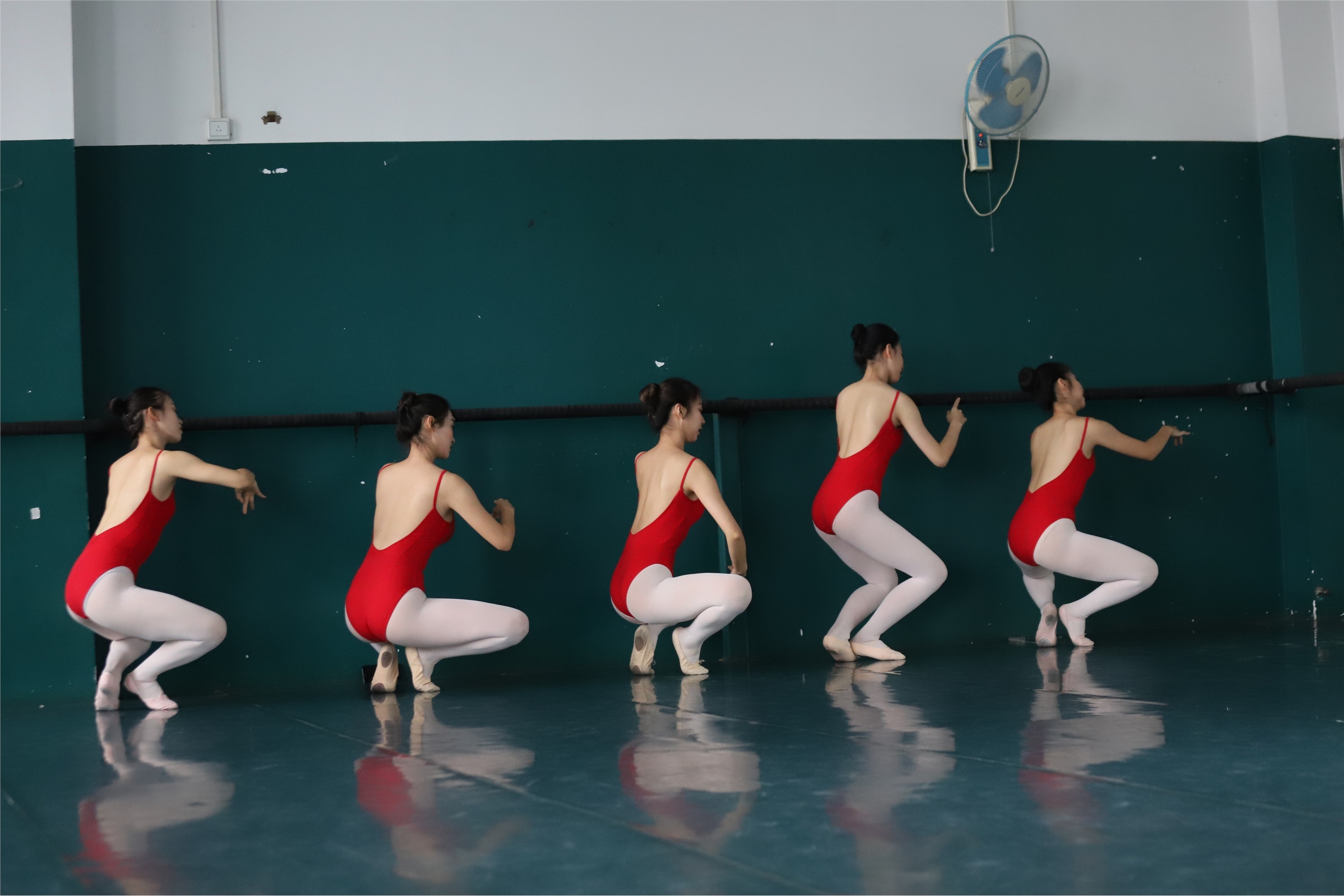 大西瓜美女图片 W020 舞蹈家-红色669p3