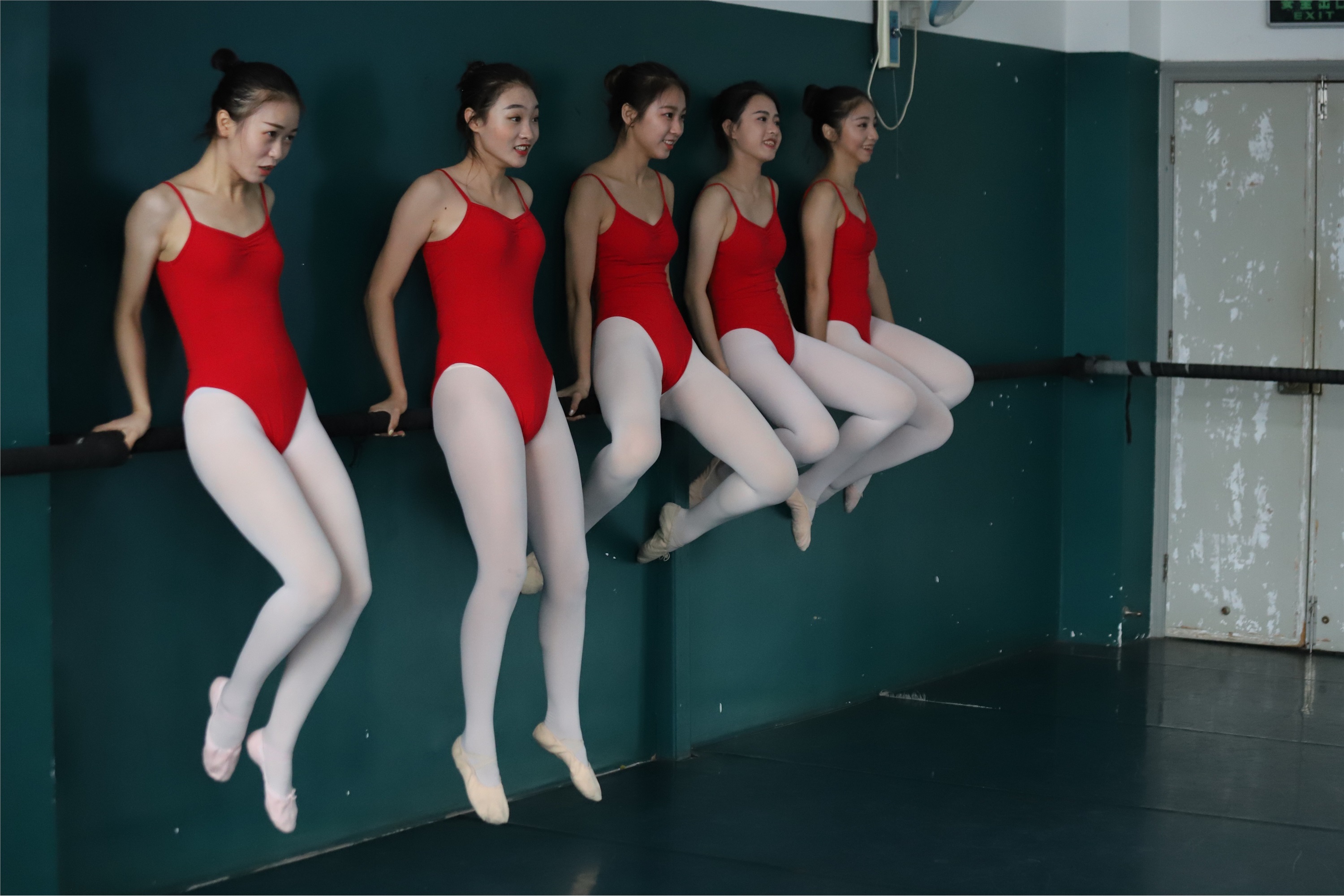 大西瓜美女图片 W020 舞蹈家-红色669p3