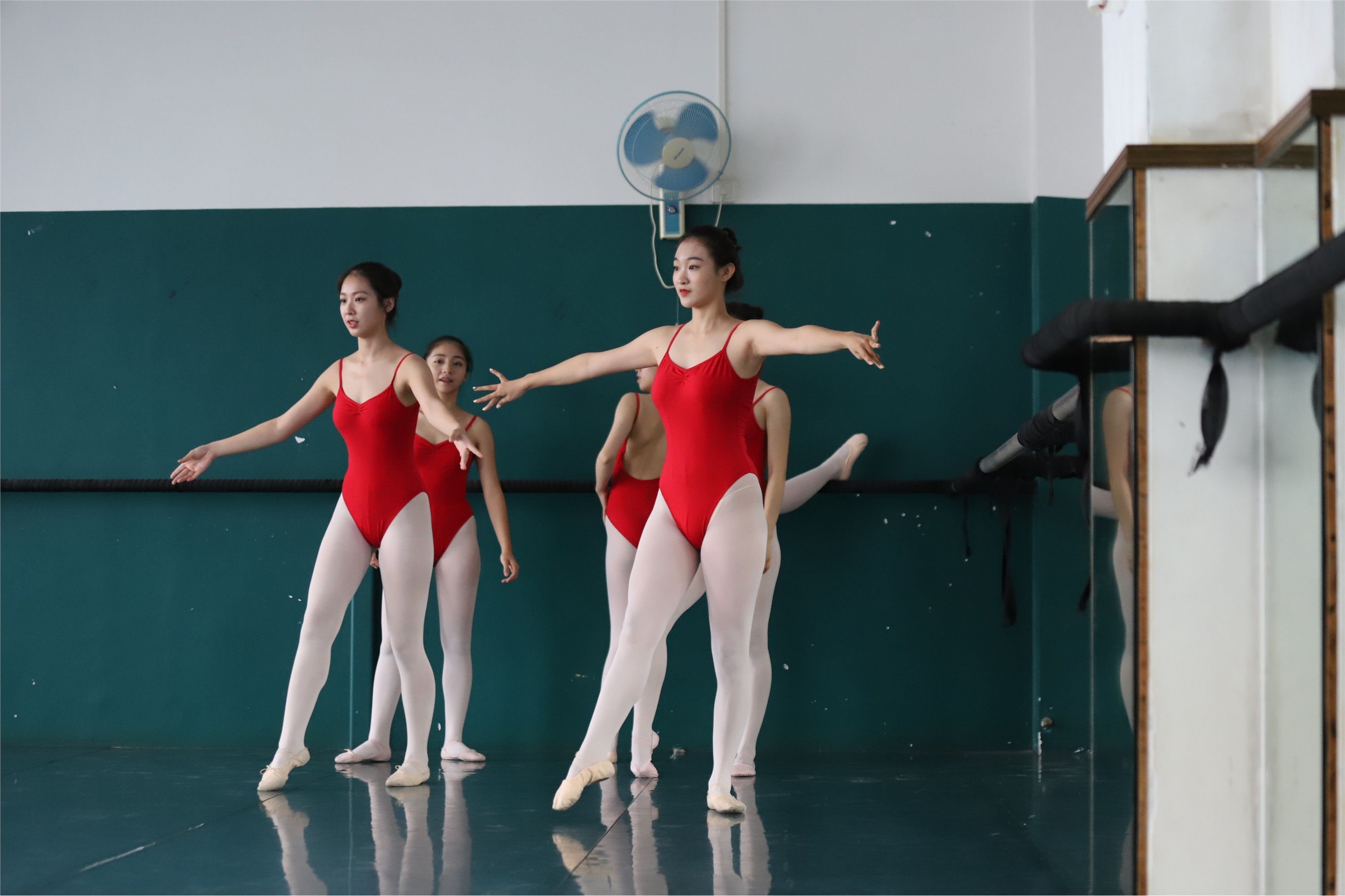 大西瓜美女图片 W020 舞蹈家-红色669p4