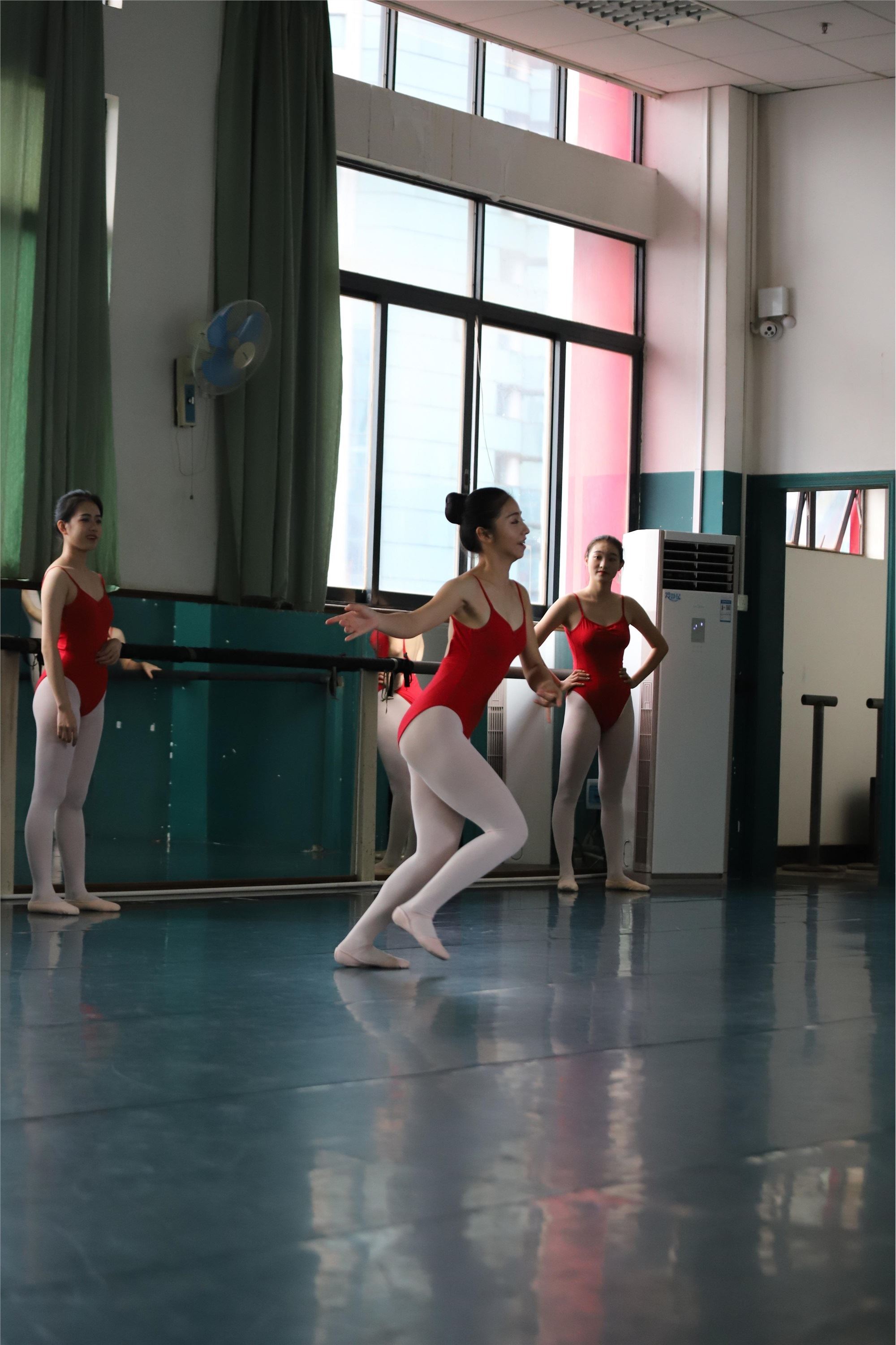 大西瓜美女图片 W020 舞蹈家-红色669p4