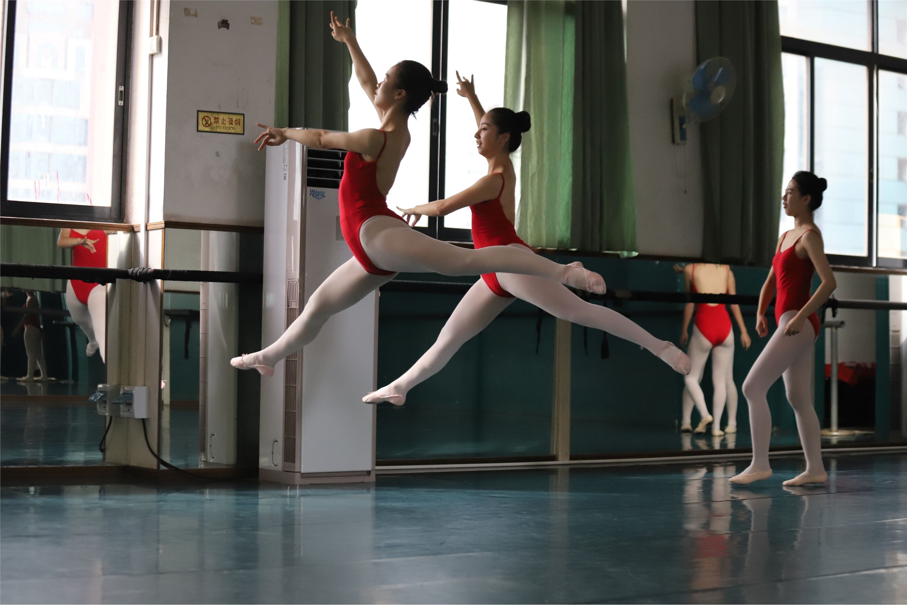 大西瓜美女图片 W020 舞蹈家-红色669p4