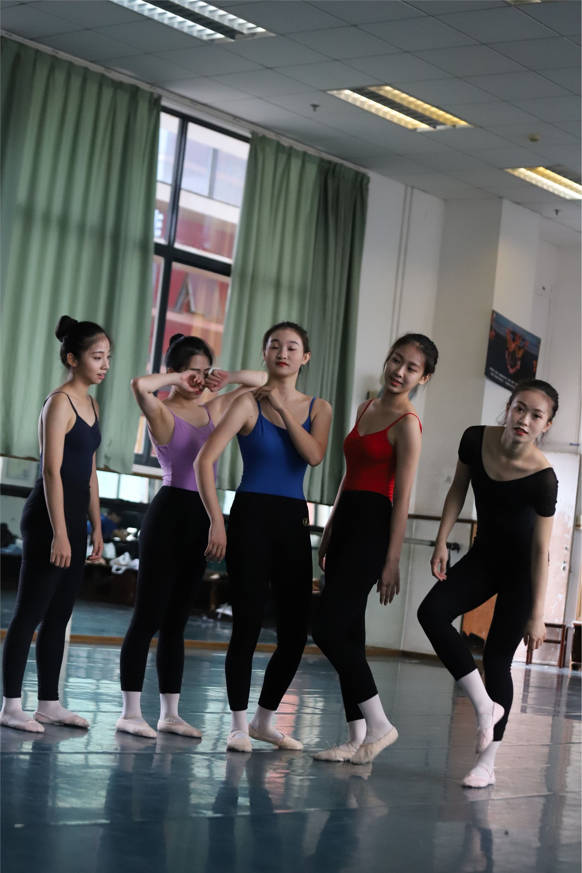 大西瓜美女图片 W022 舞蹈家-五人场649p1