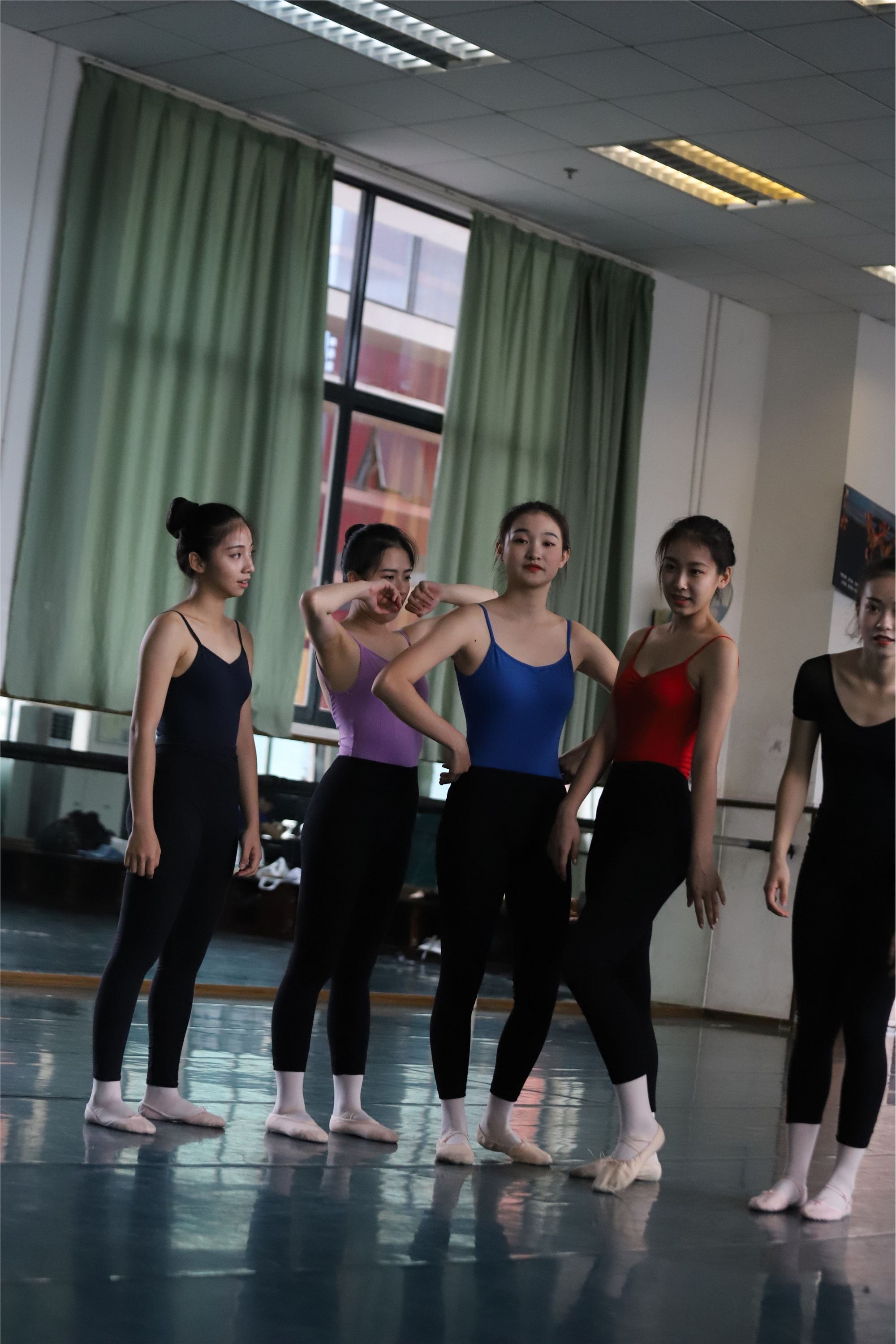 大西瓜美女图片 W022 舞蹈家-五人场649p1