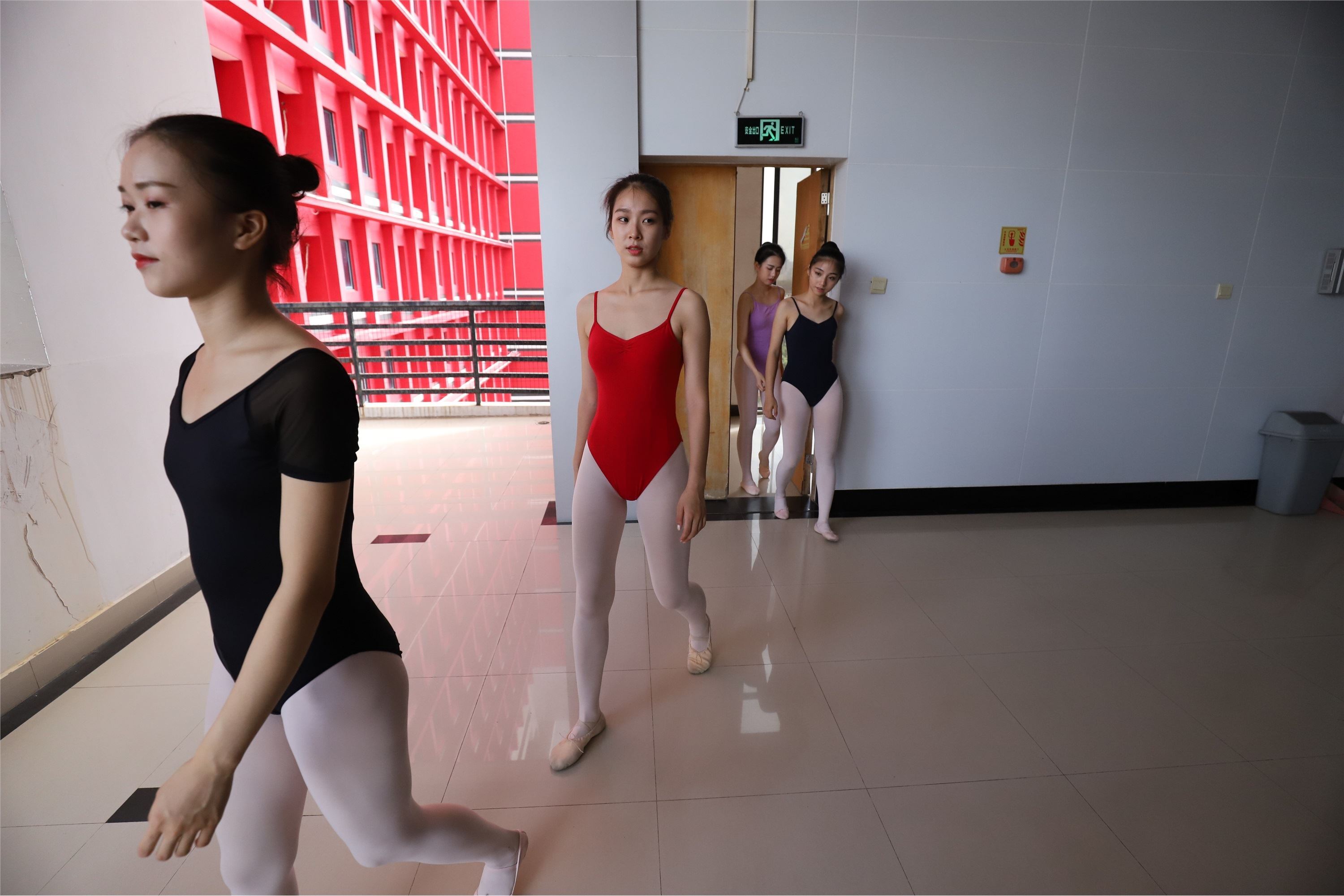 大西瓜美女图片 W022 舞蹈家-五人场649p3