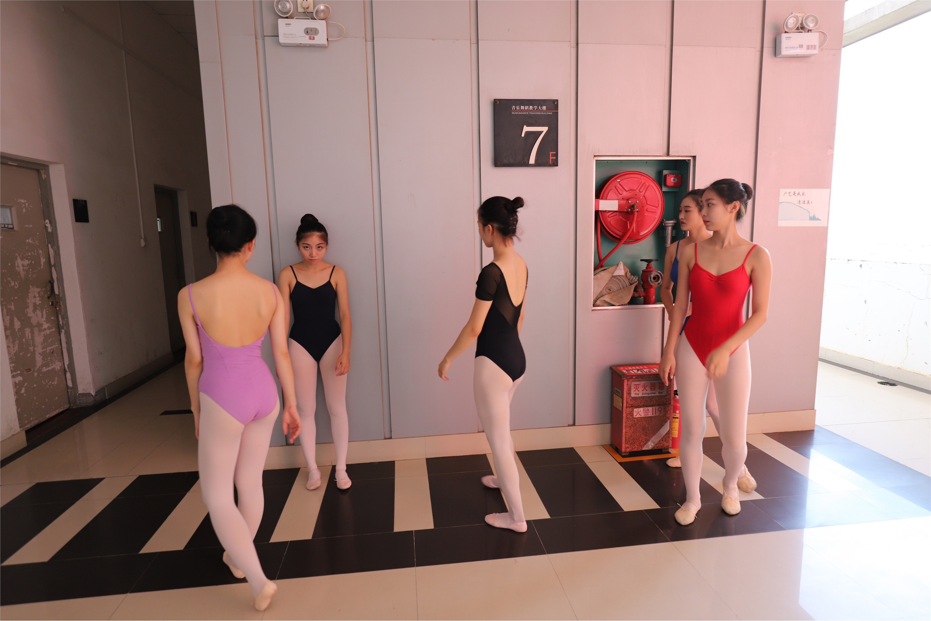 大西瓜美女图片 W022 舞蹈家-五人场649p4