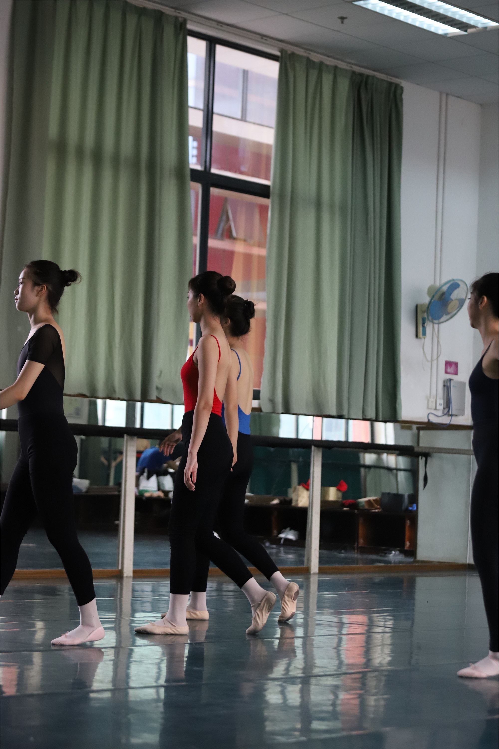 大西瓜美女图片 W022 舞蹈家-五人场649p5