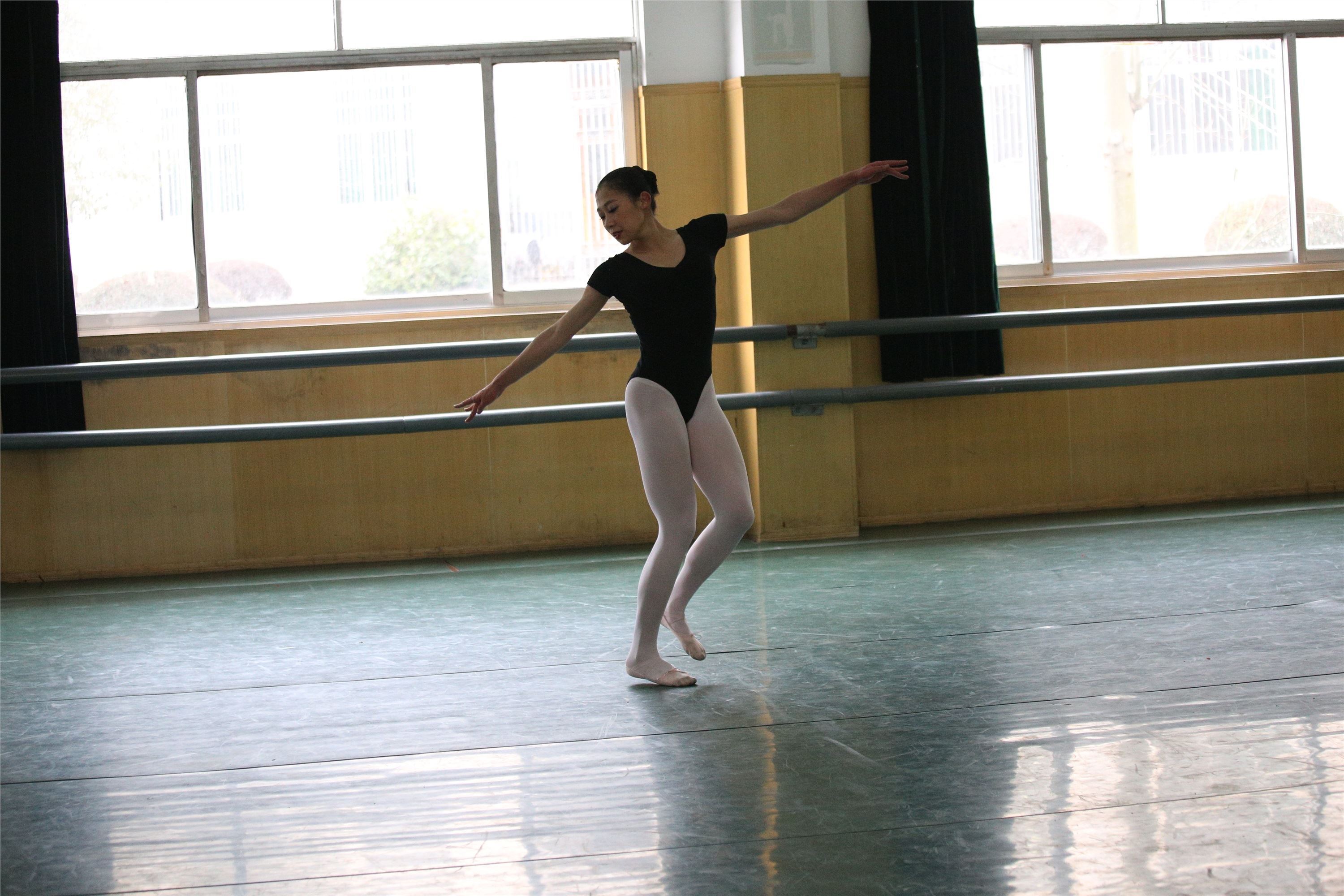 大西瓜美女图片 W023 舞蹈家-意外发现80p