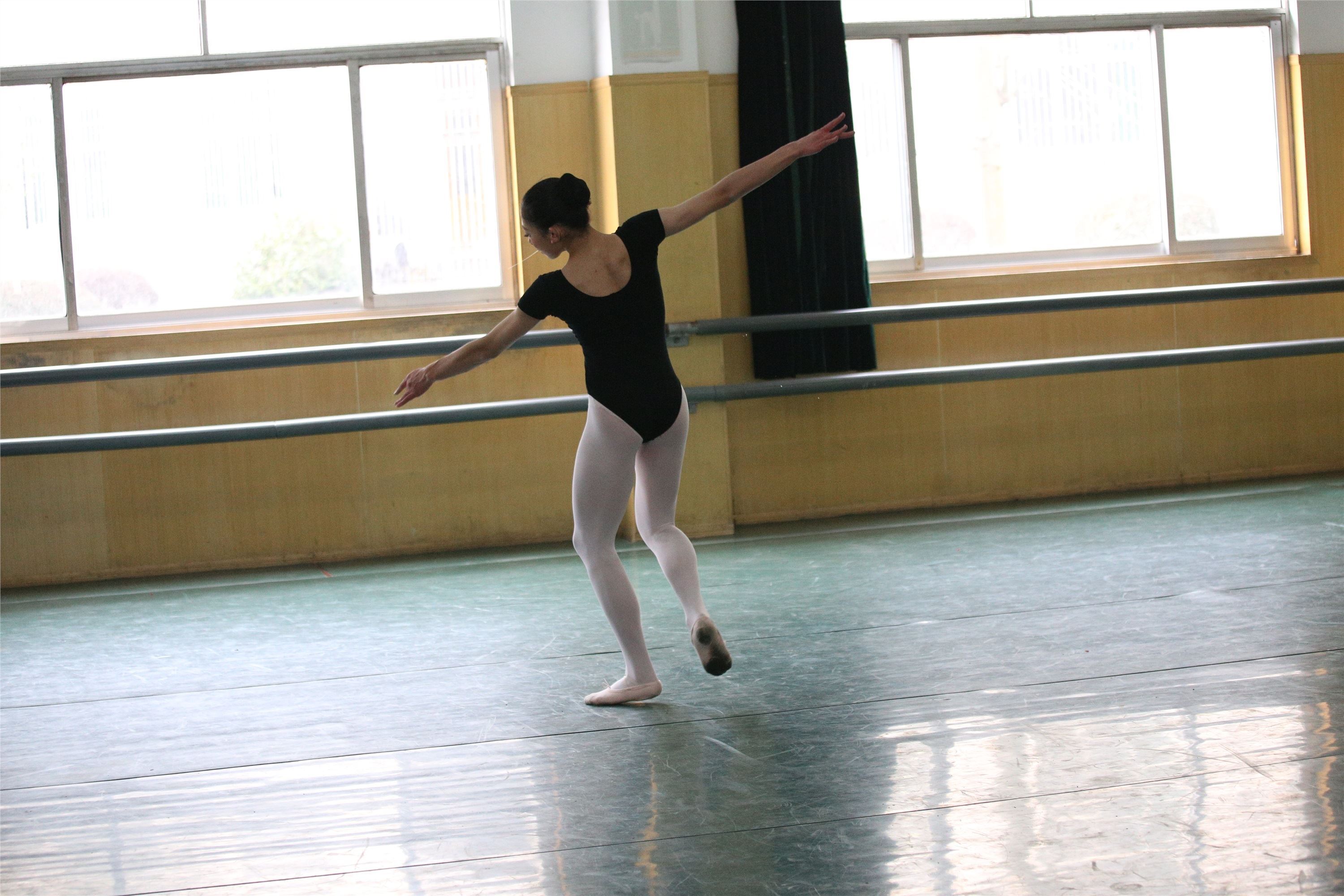 大西瓜美女图片 W023 舞蹈家-意外发现80p