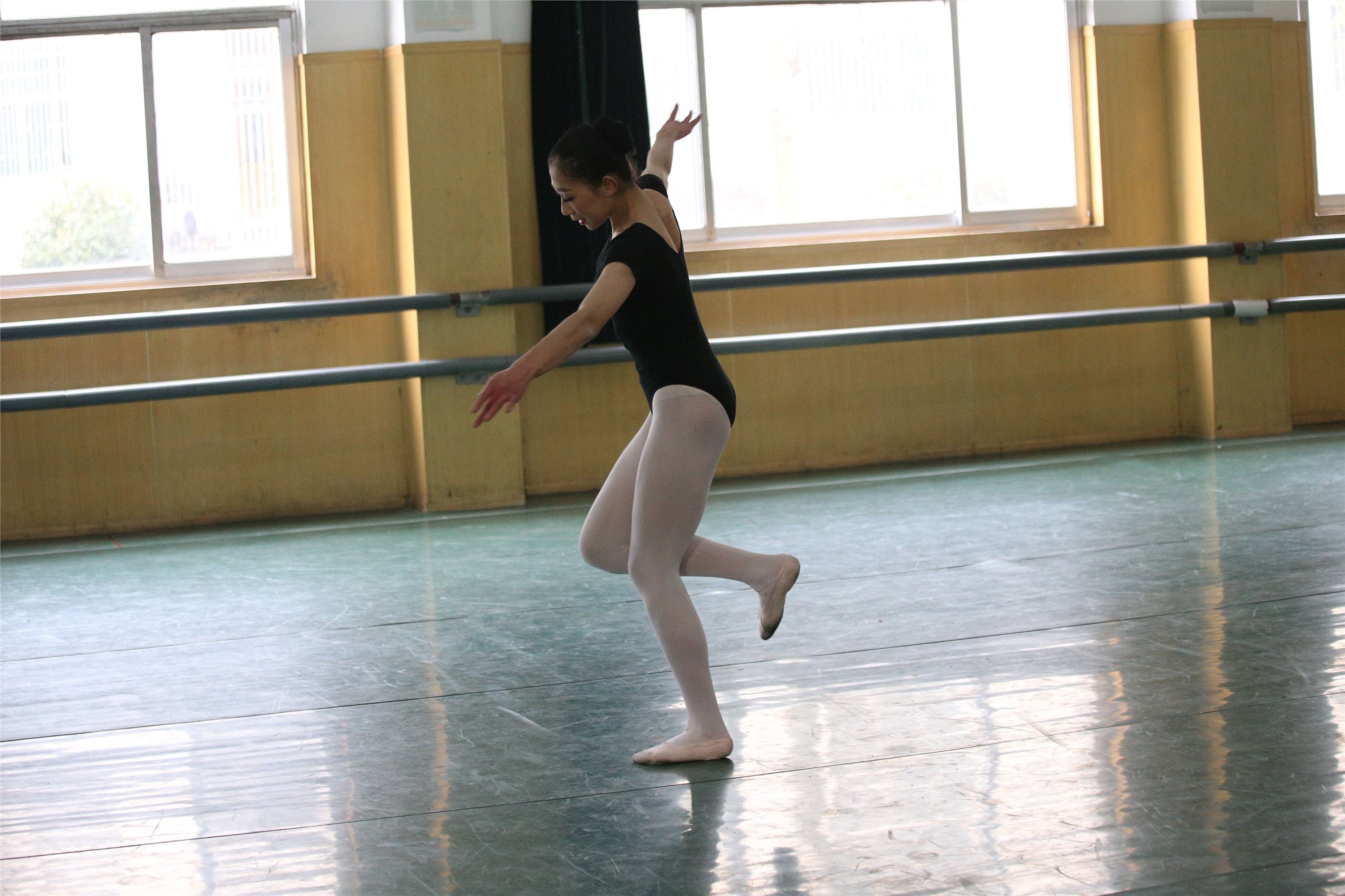 大西瓜美女图片 W023 舞蹈家-意外发现80p