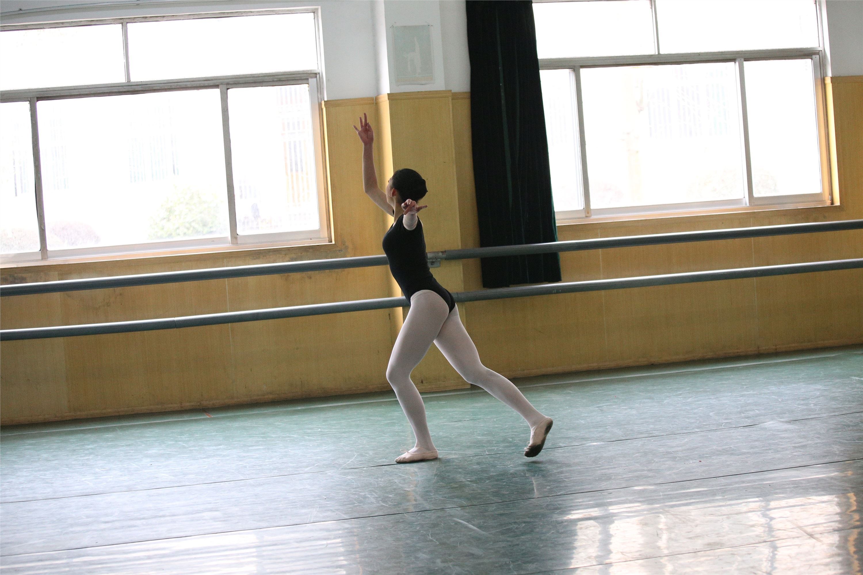 大西瓜美女图片 W023 舞蹈家-意外发现80p