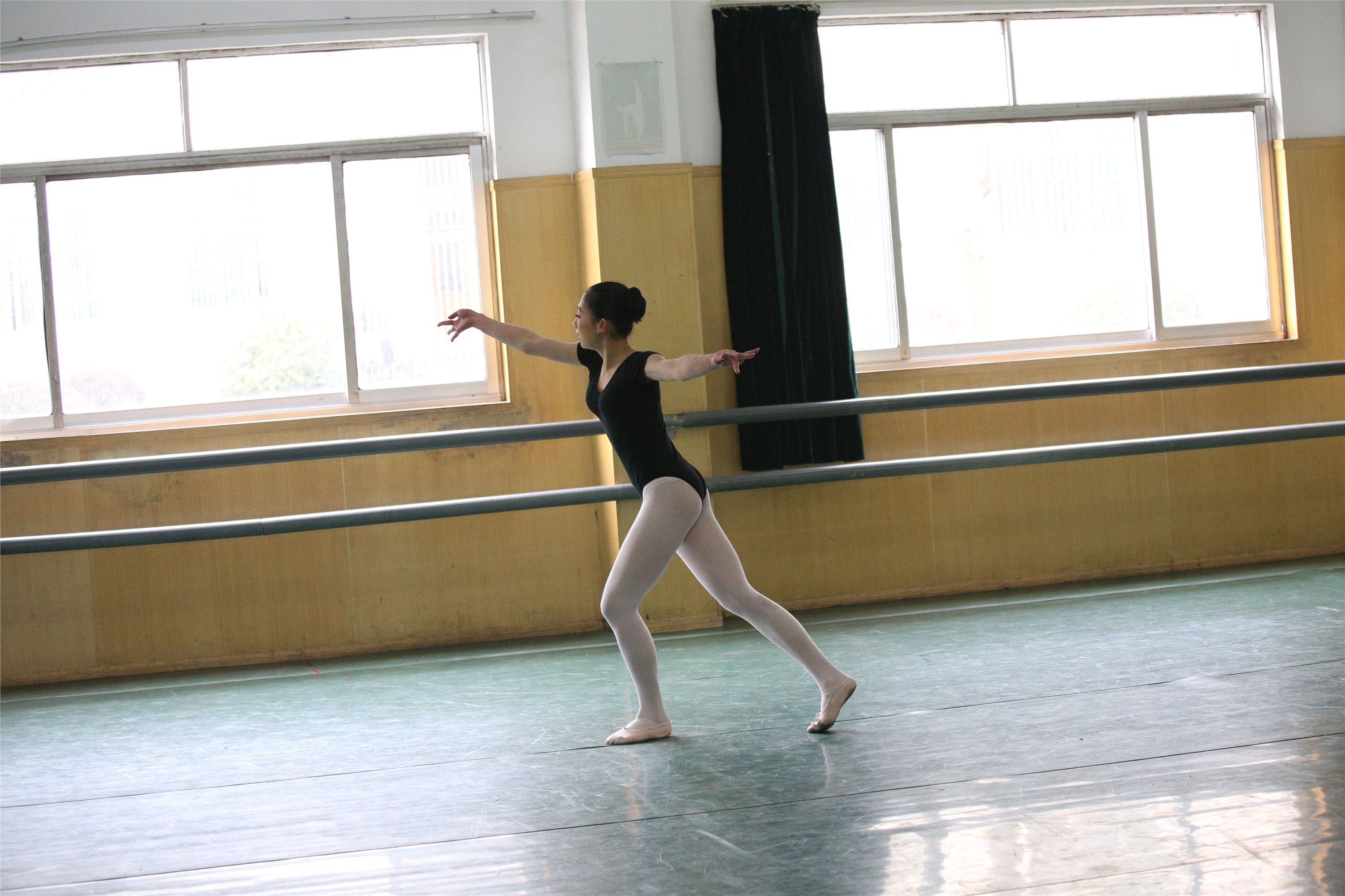 大西瓜美女图片 W023 舞蹈家-意外发现80p