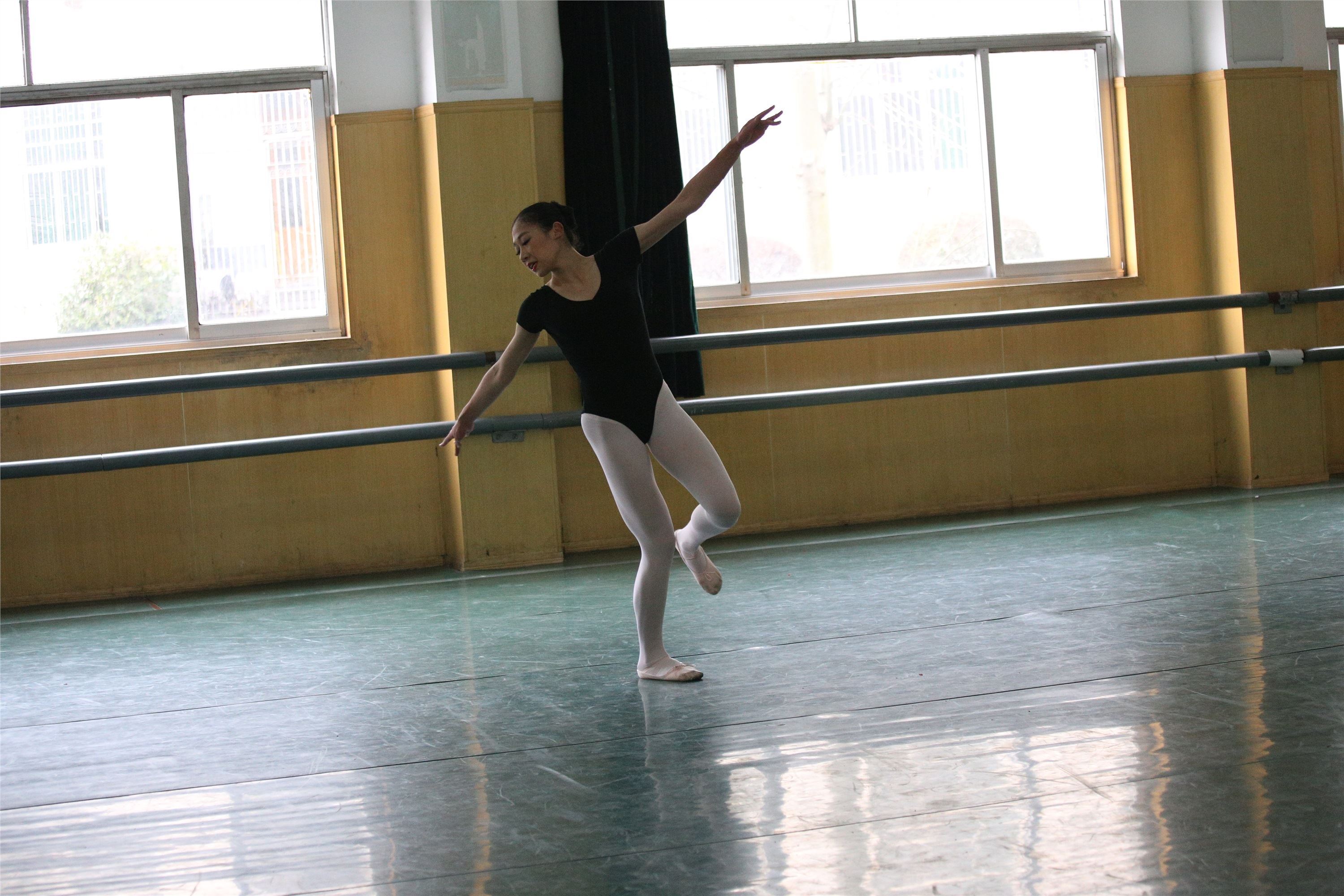 大西瓜美女图片 W023 舞蹈家-意外发现80p