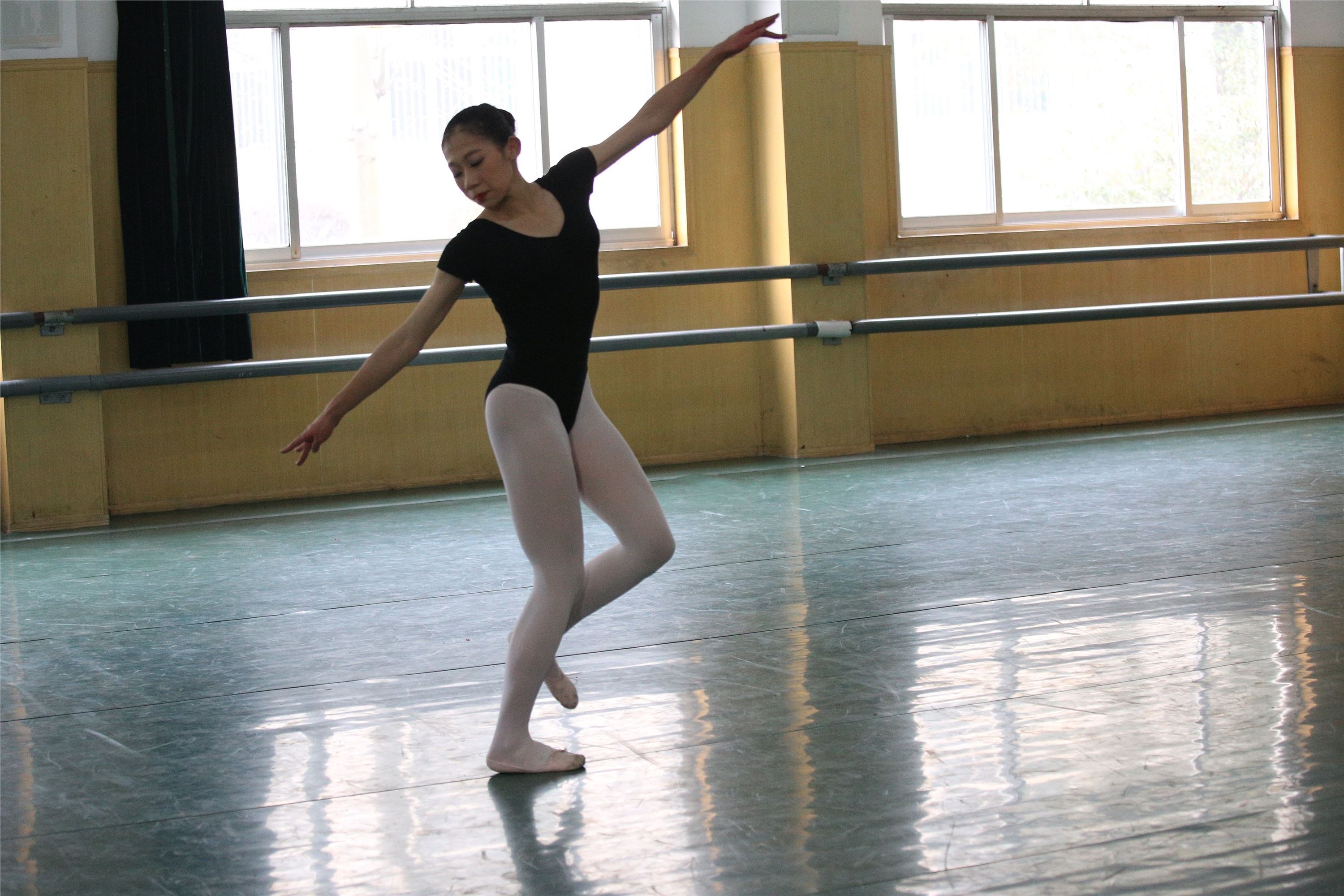 大西瓜美女图片 W023 舞蹈家-意外发现80p