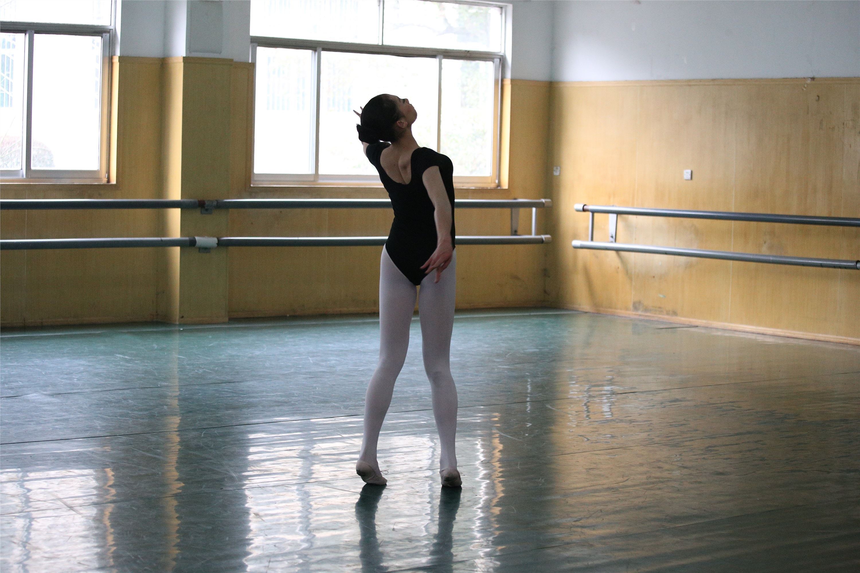 大西瓜美女图片 W023 舞蹈家-意外发现80p