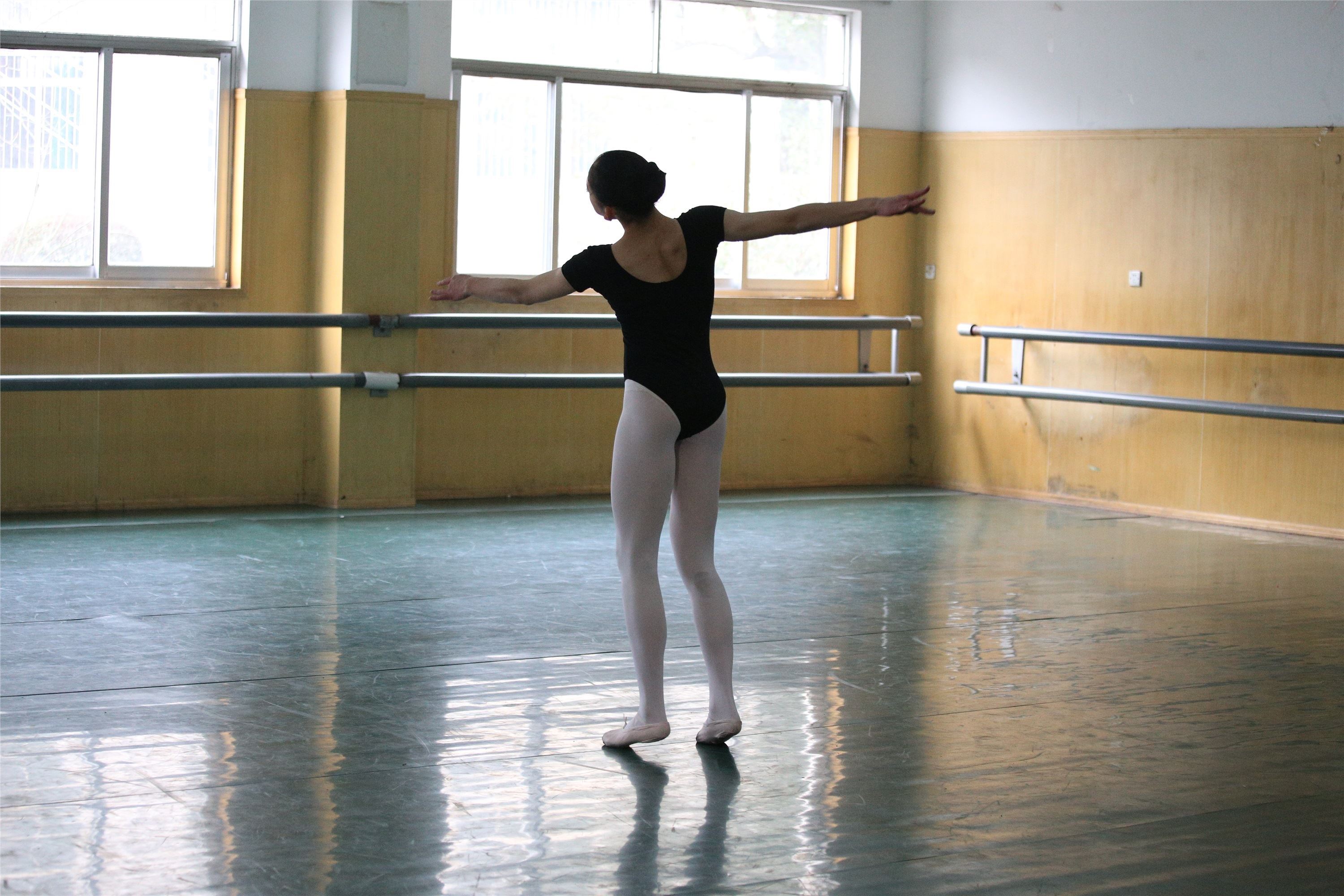 大西瓜美女图片 W023 舞蹈家-意外发现80p