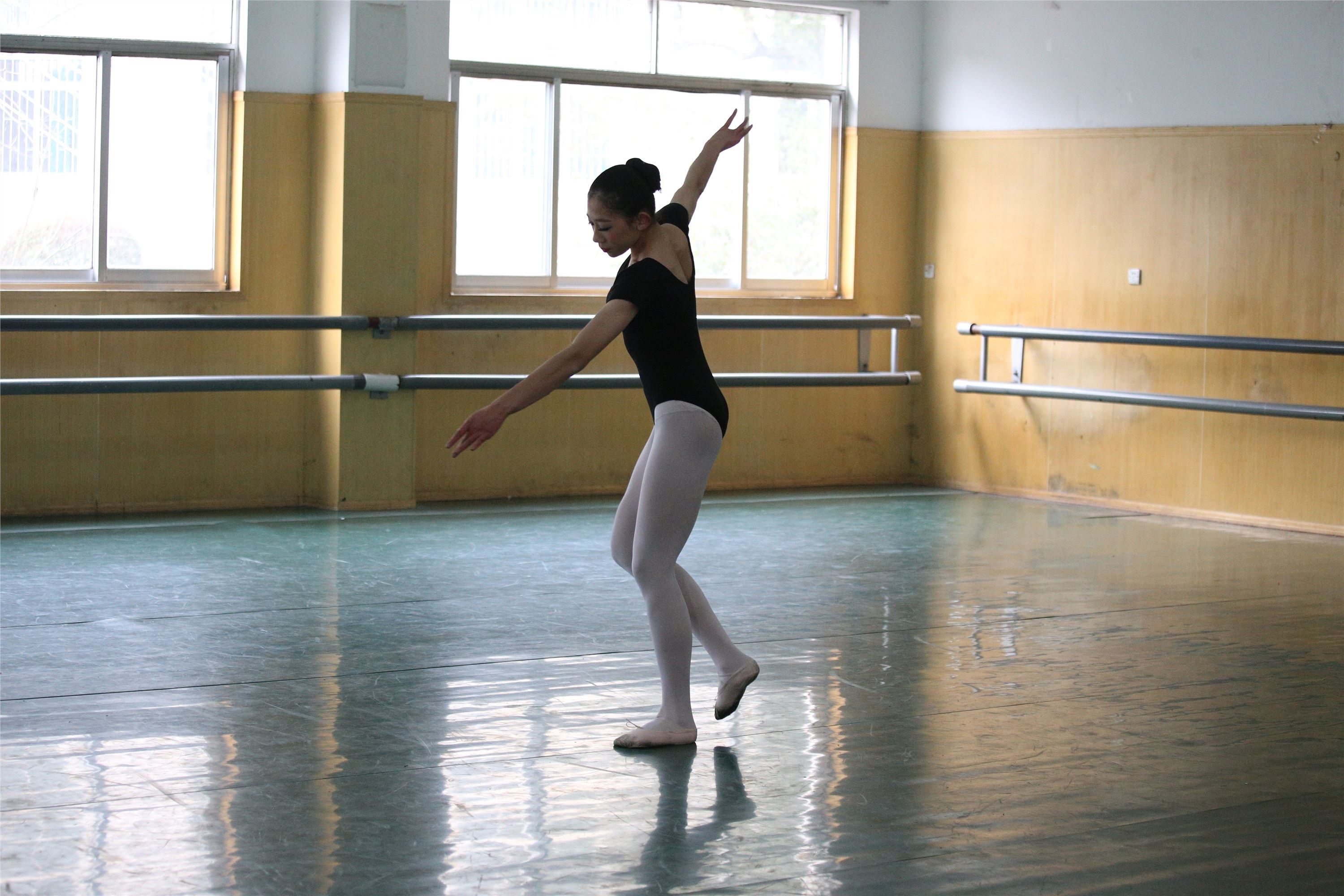 大西瓜美女图片 W023 舞蹈家-意外发现80p