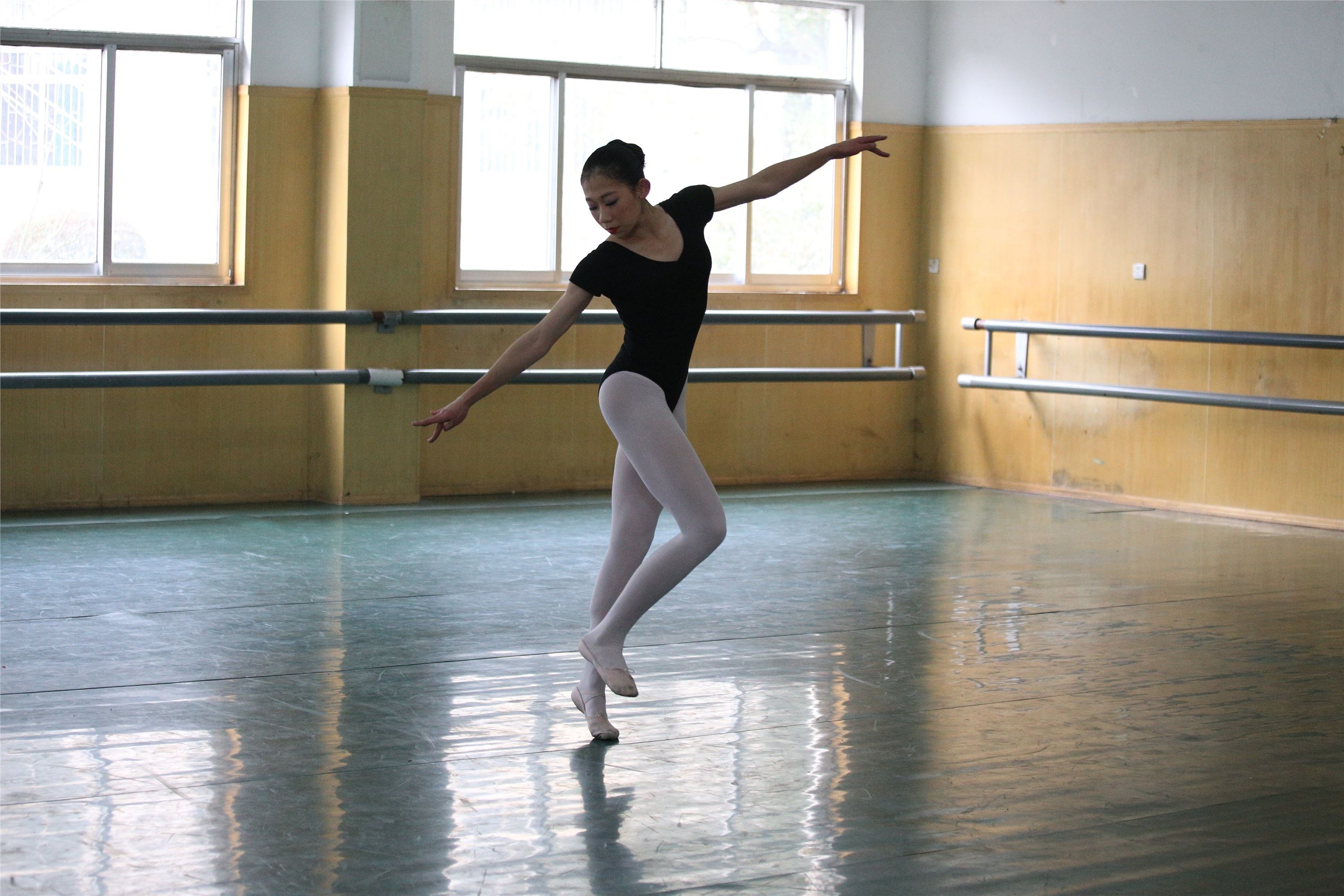 大西瓜美女图片 W023 舞蹈家-意外发现80p