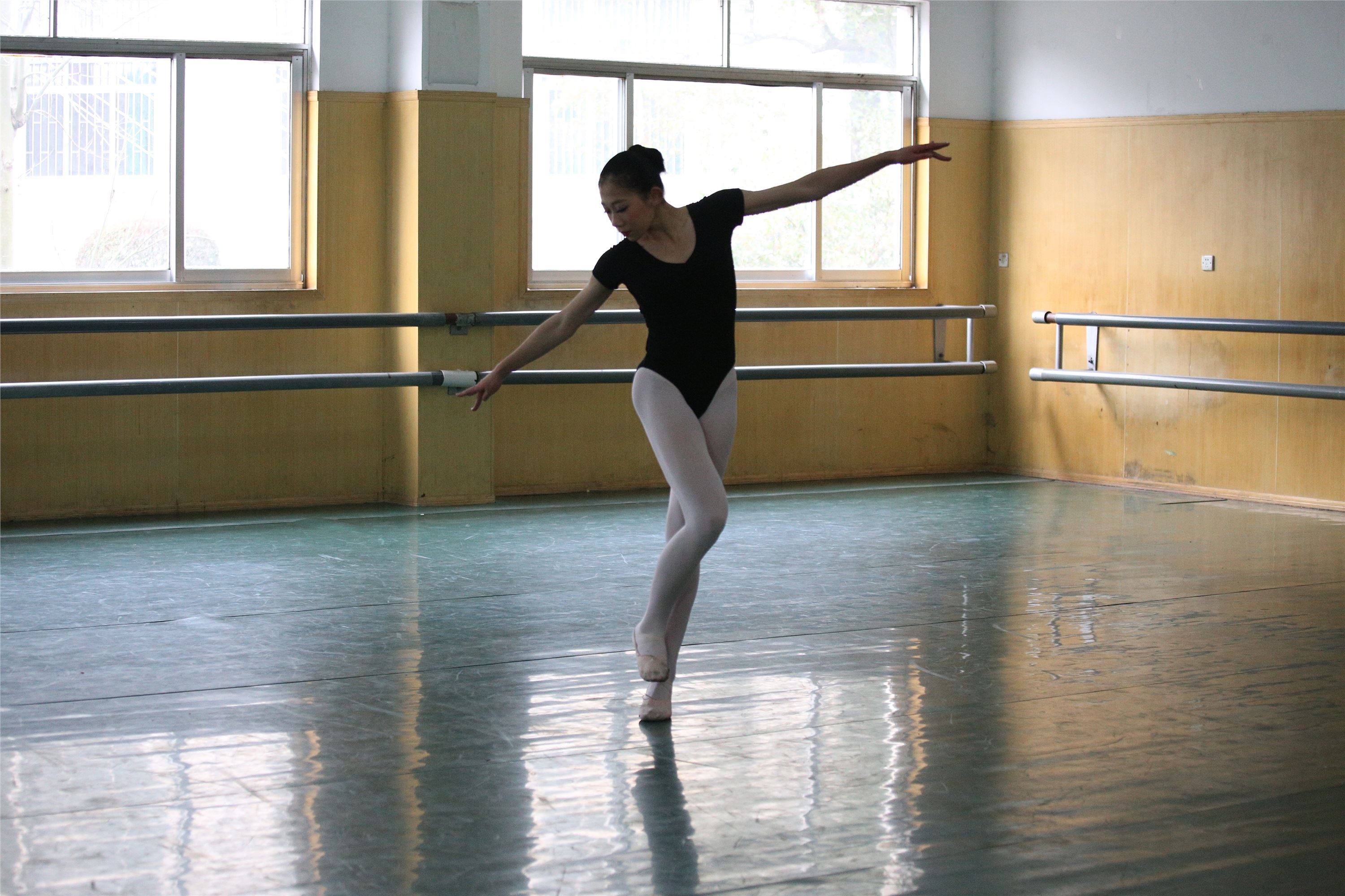 大西瓜美女图片 W023 舞蹈家-意外发现80p