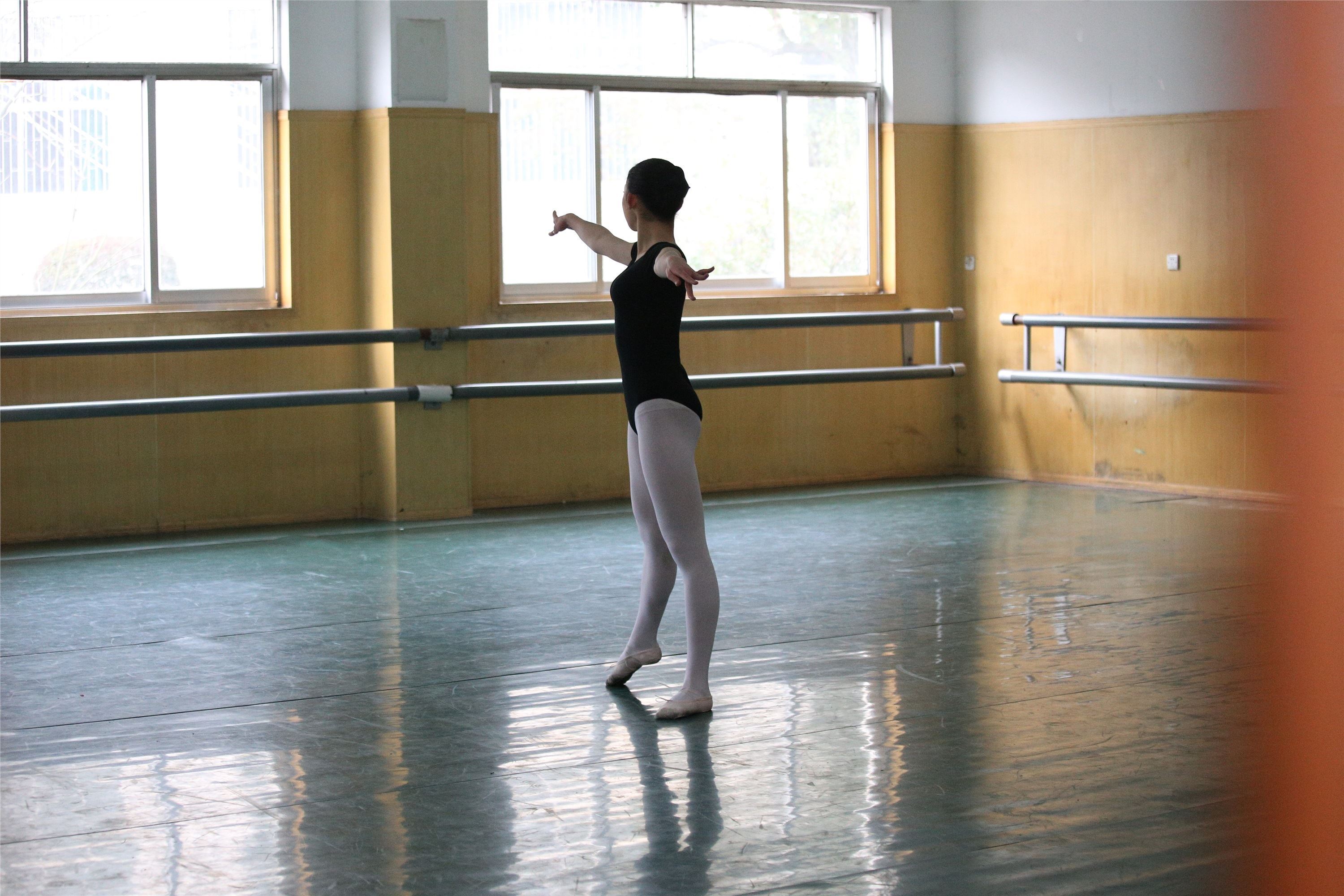 大西瓜美女图片 W023 舞蹈家-意外发现80p