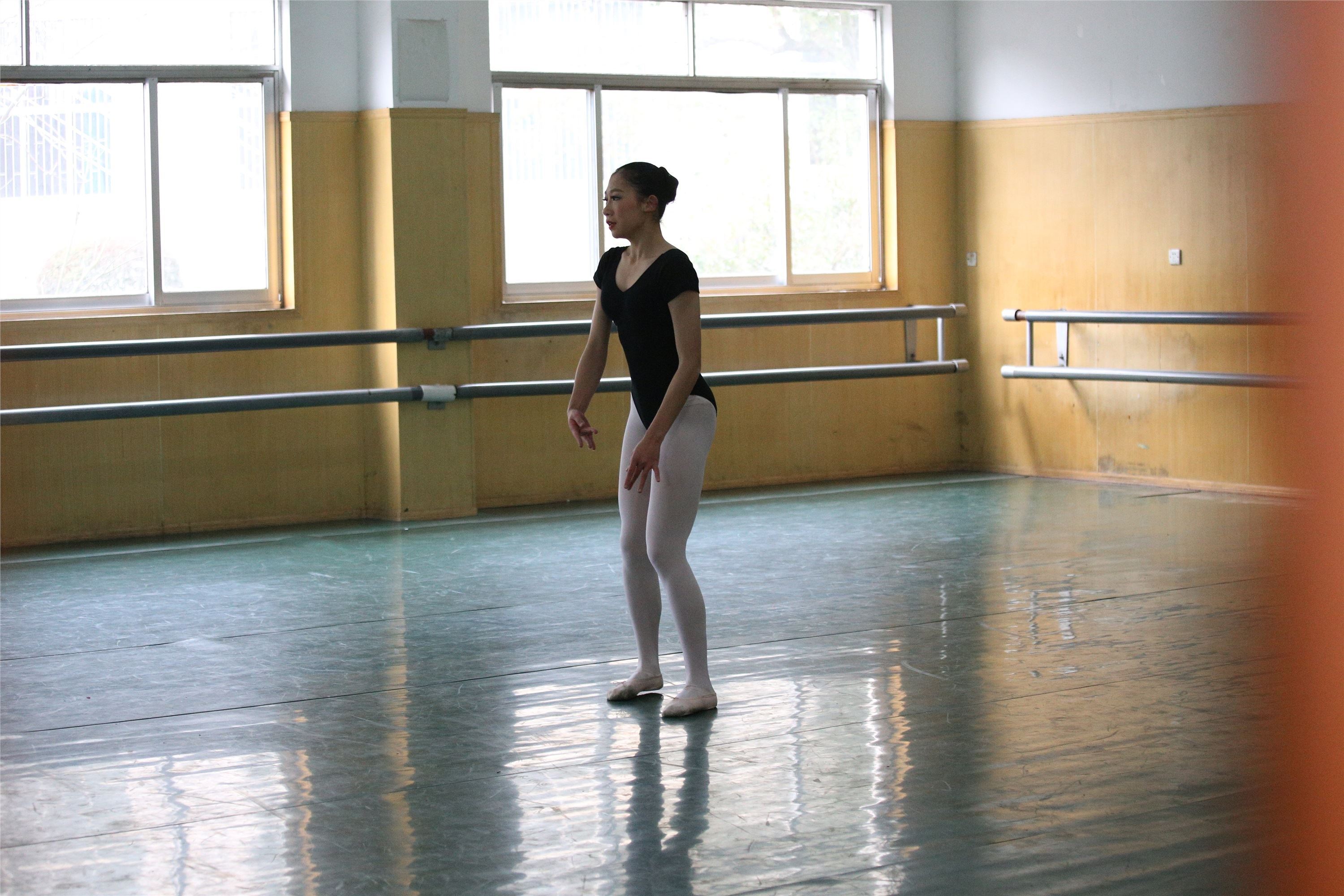 大西瓜美女图片 W023 舞蹈家-意外发现80p