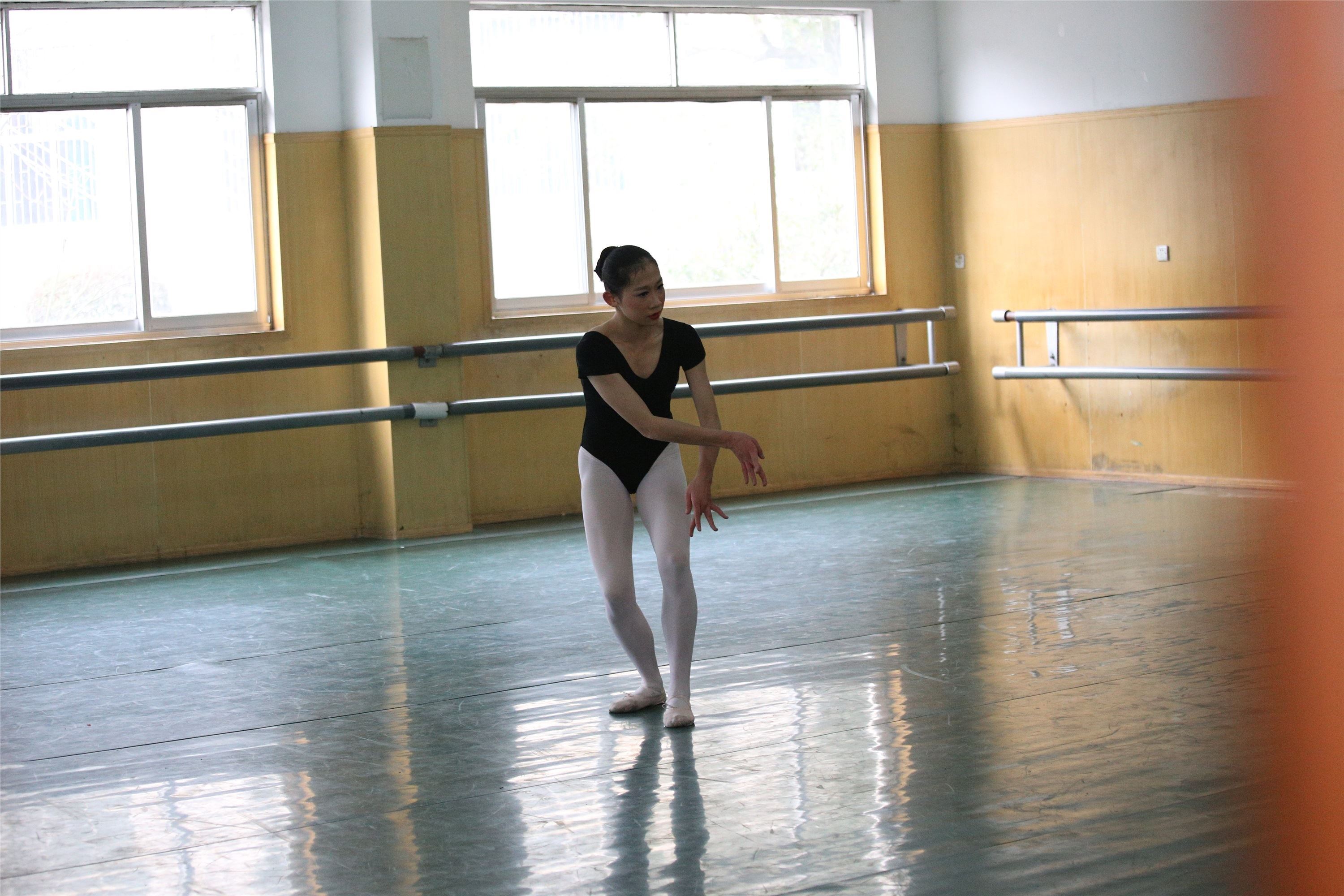 大西瓜美女图片 W023 舞蹈家-意外发现80p