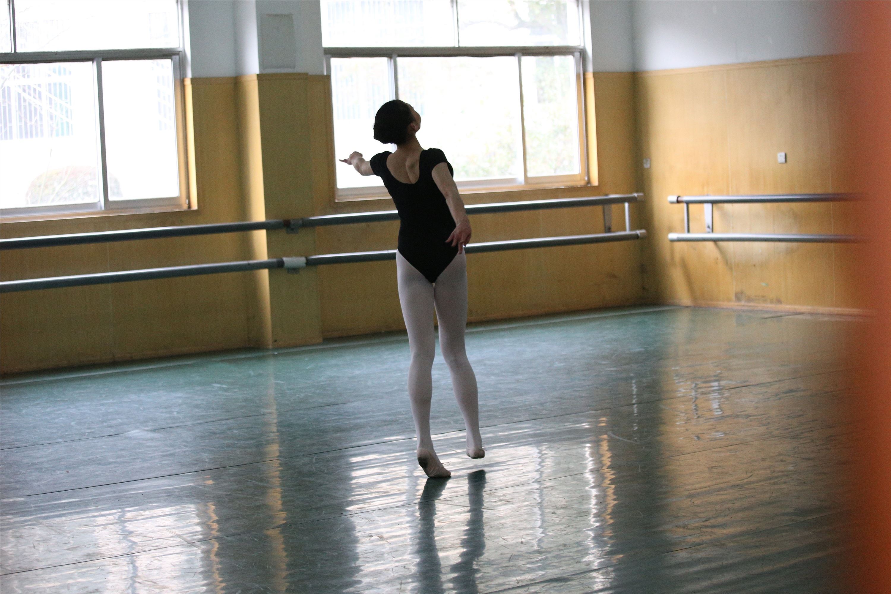 大西瓜美女图片 W023 舞蹈家-意外发现80p