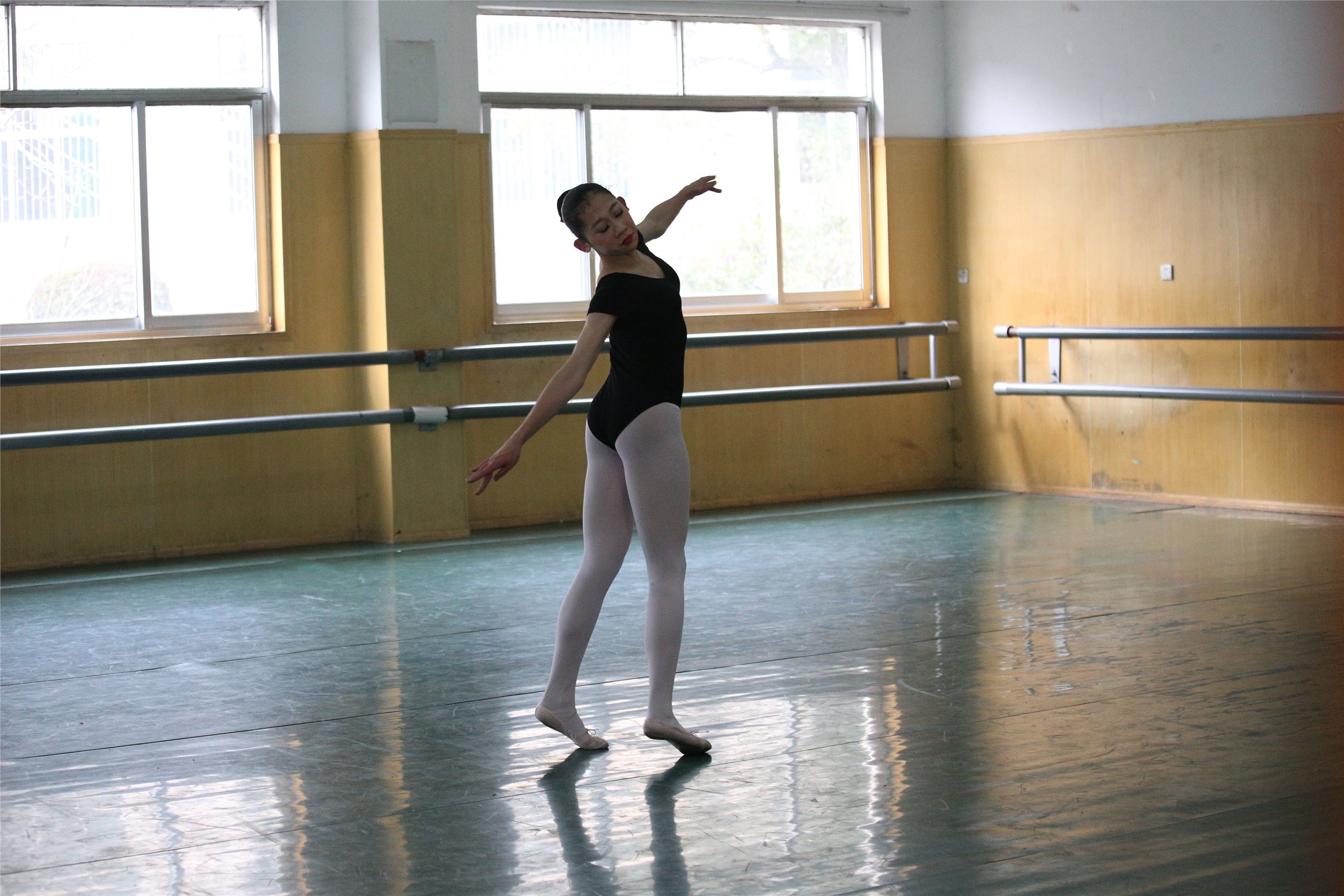 大西瓜美女图片 W023 舞蹈家-意外发现80p