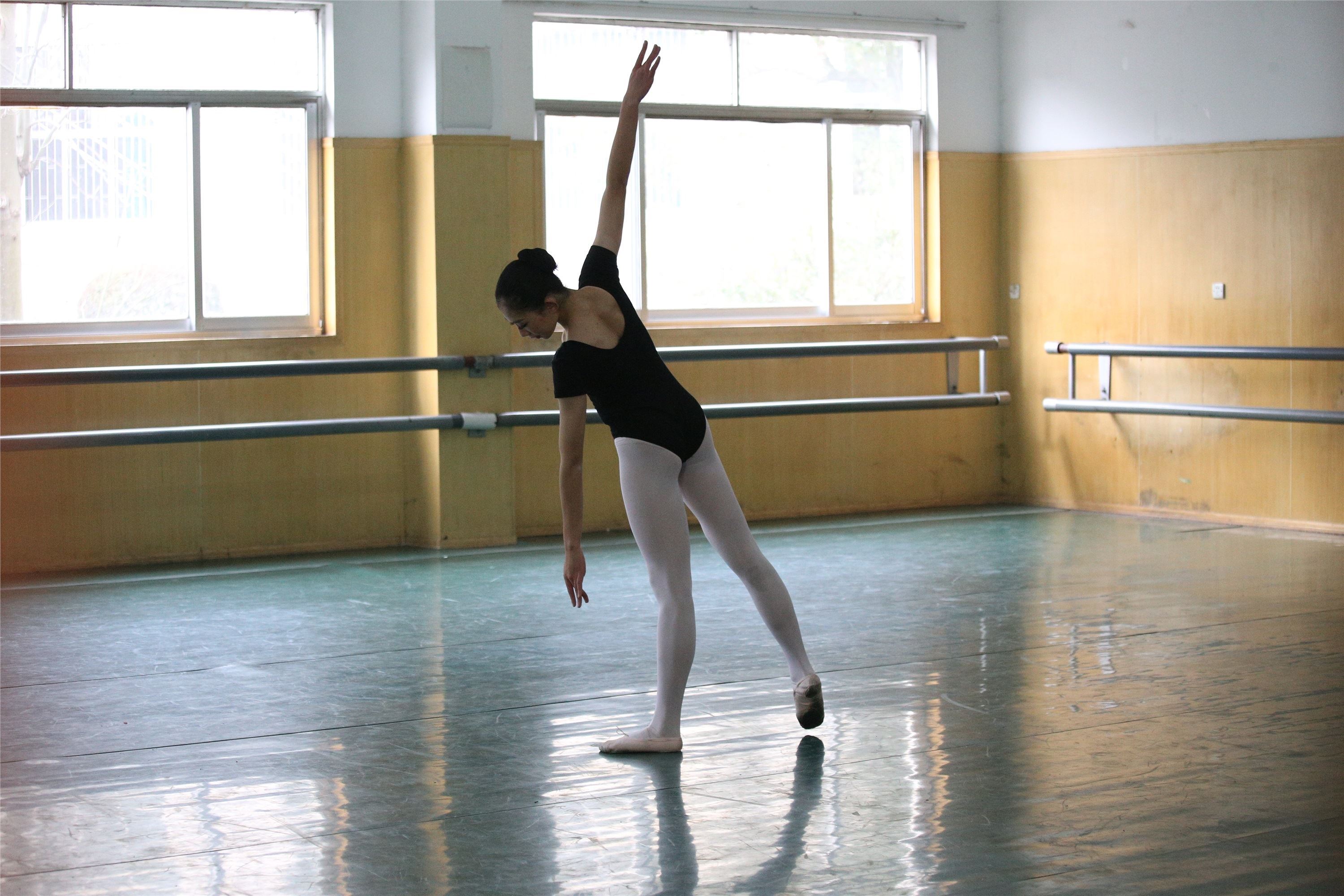 大西瓜美女图片 W023 舞蹈家-意外发现80p