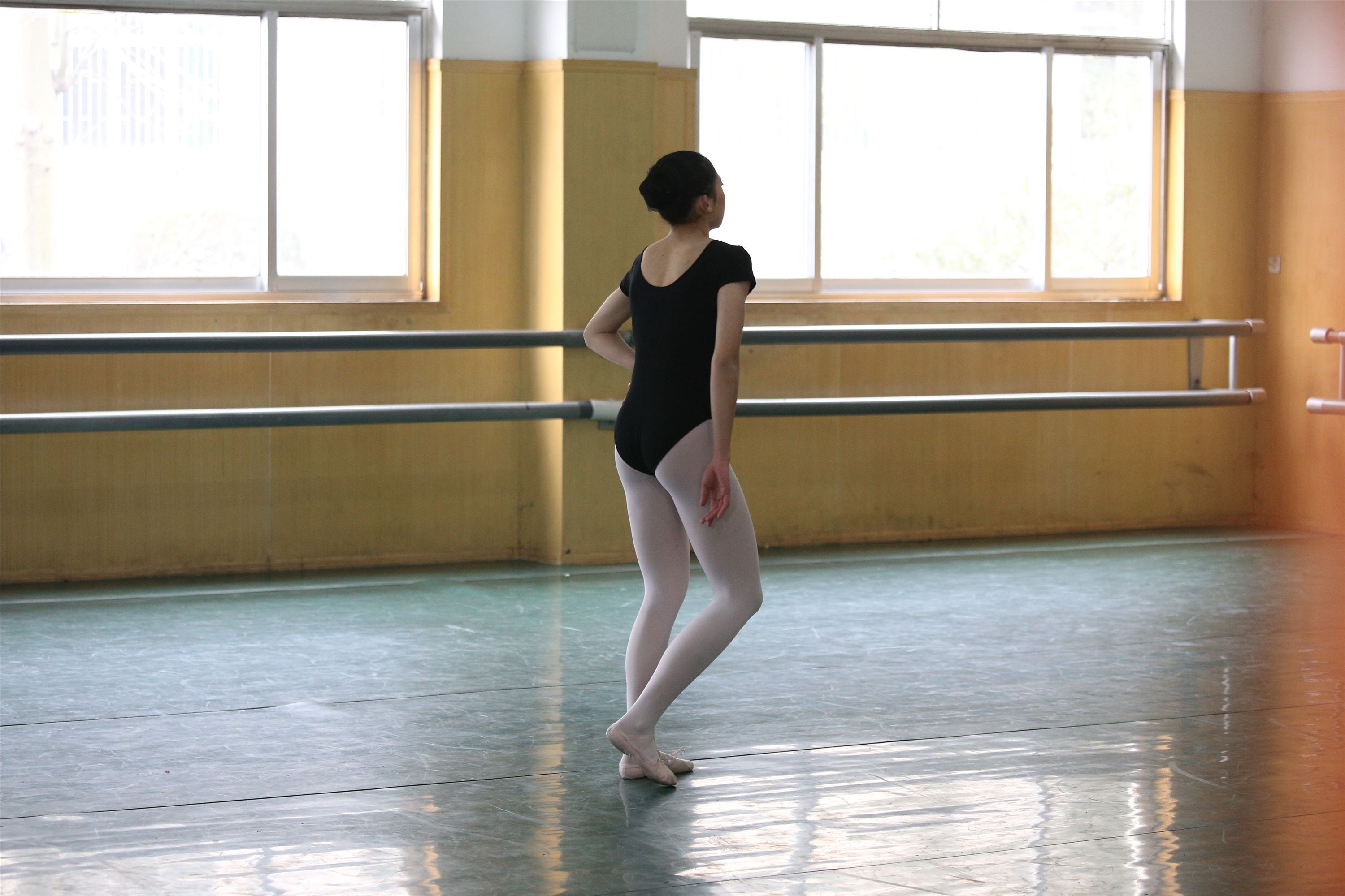 大西瓜美女图片 W023 舞蹈家-意外发现80p