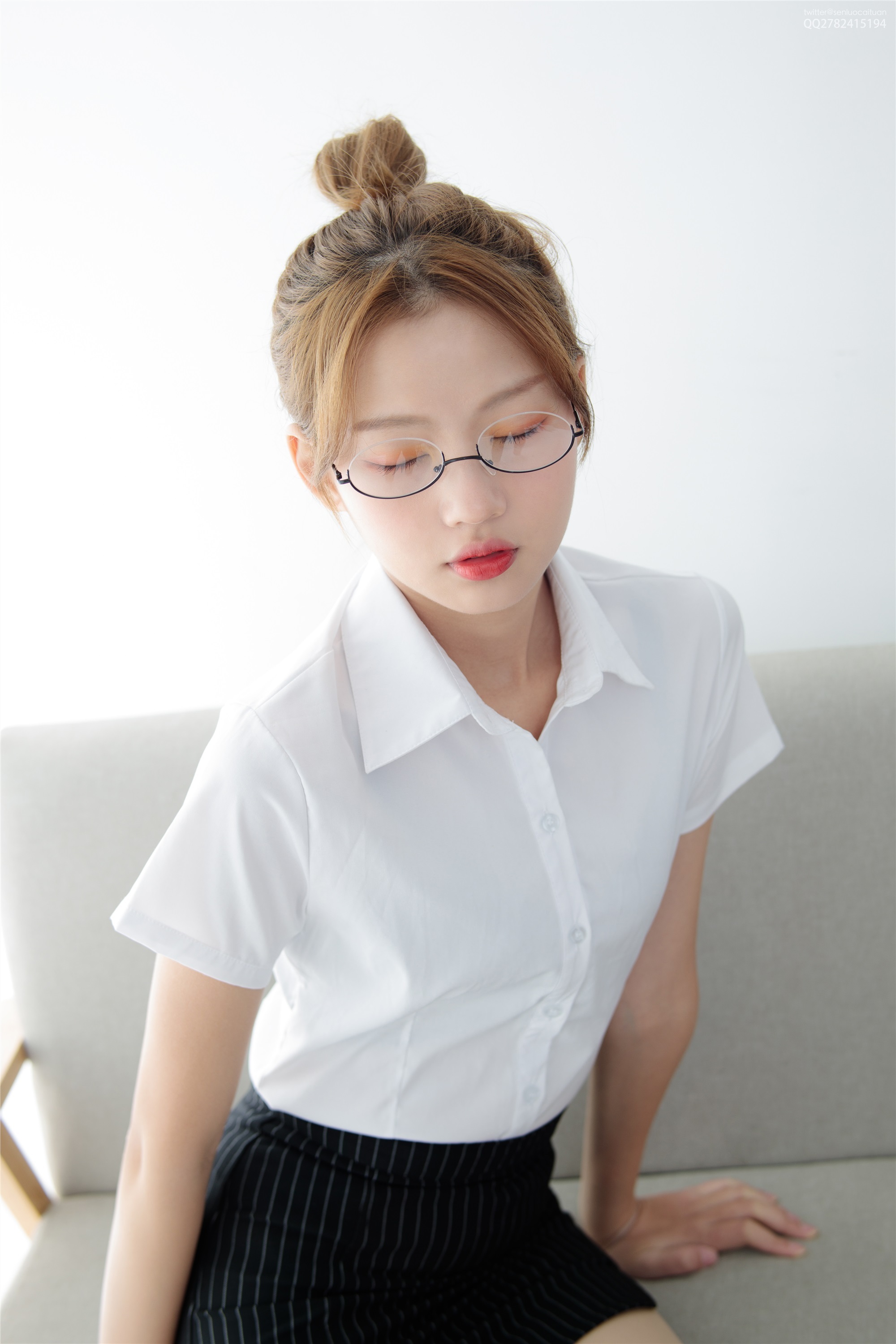 森萝财团萝莉丝足写真 JKFUN-046 50D肉丝OL一定要搭配眼镜