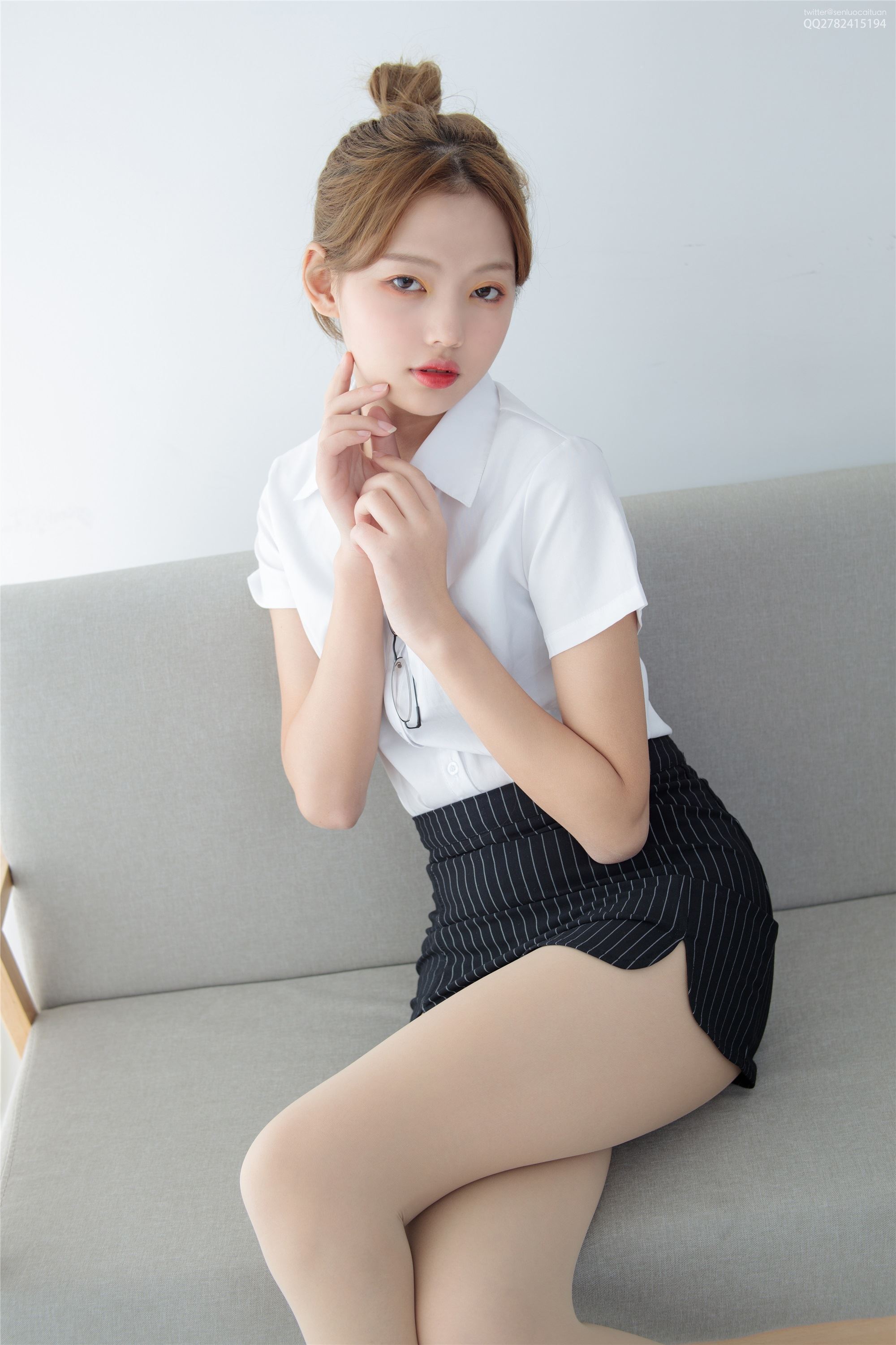 森萝财团萝莉丝足写真 JKFUN-046 50D肉丝OL一定要搭配眼镜