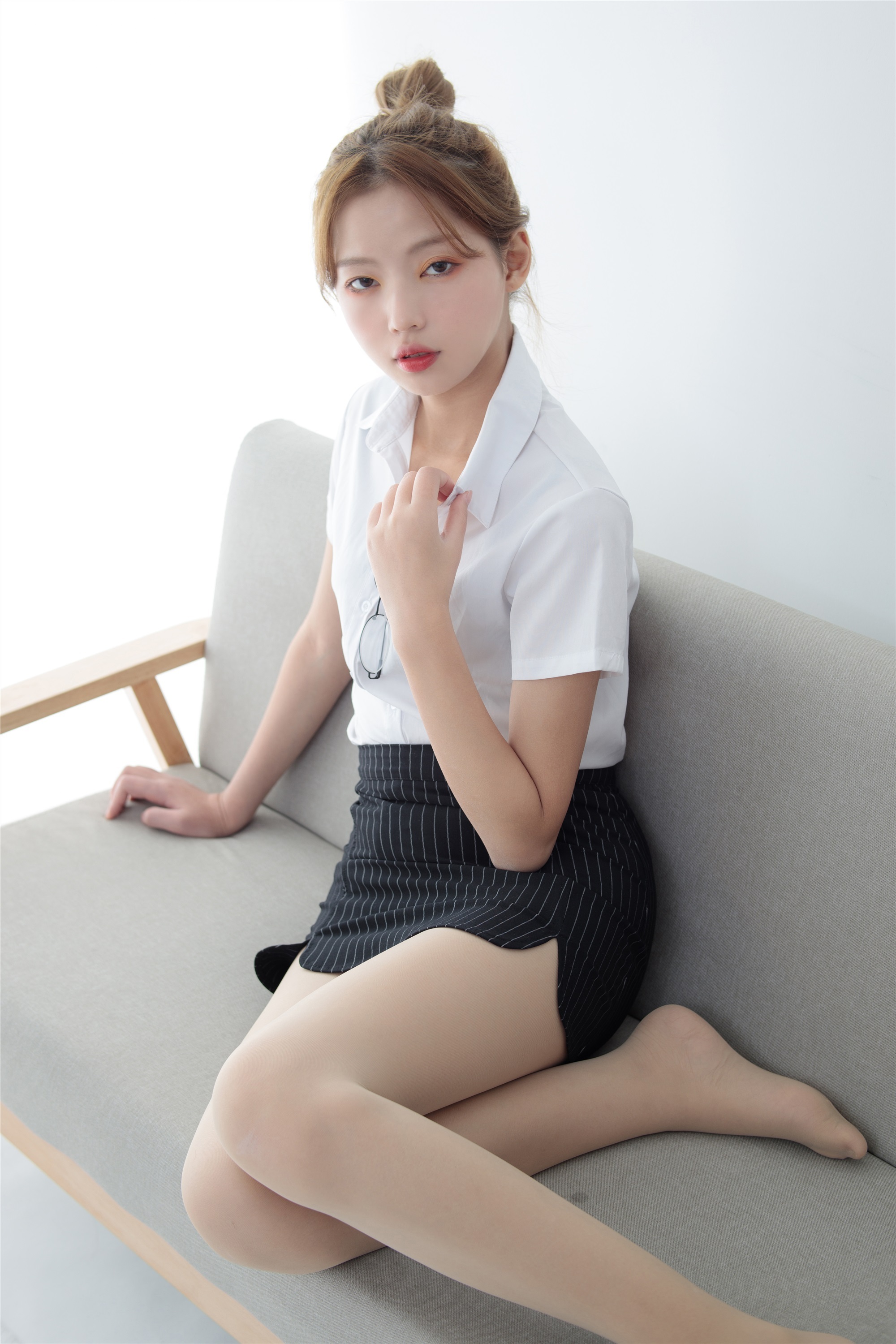 森萝财团萝莉丝足写真 JKFUN-046 50D肉丝OL一定要搭配眼镜