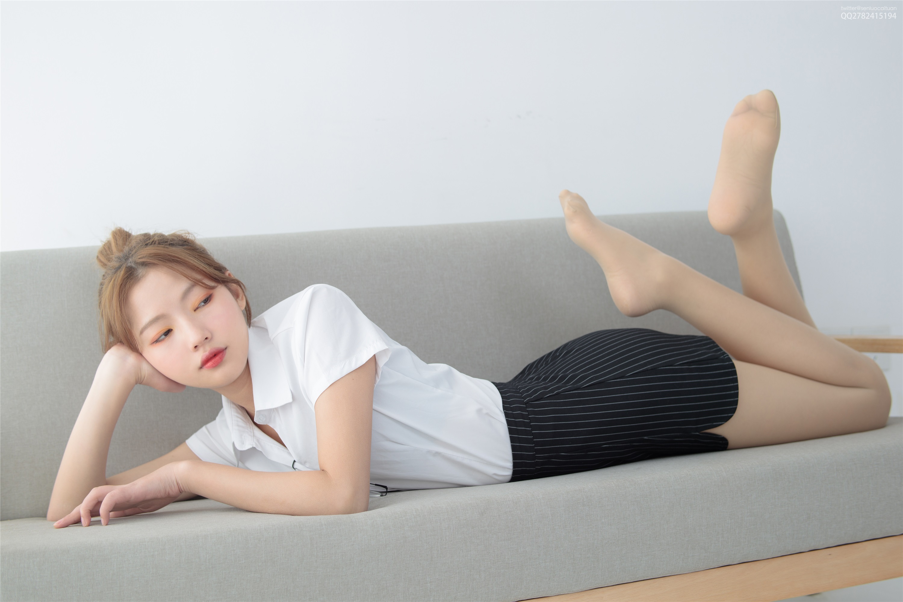 森萝财团萝莉丝足写真 JKFUN-046 50D肉丝OL一定要搭配眼镜