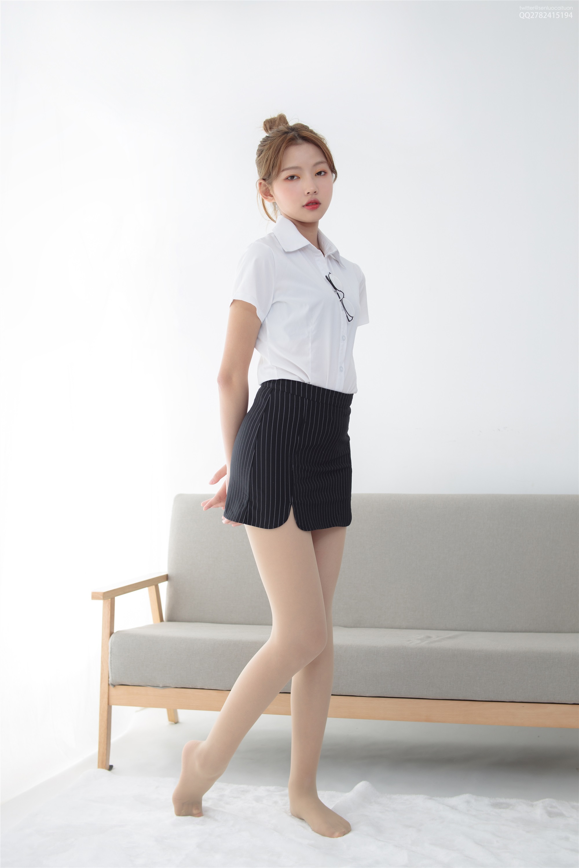 森萝财团萝莉丝足写真 JKFUN-046 50D肉丝OL一定要搭配眼镜