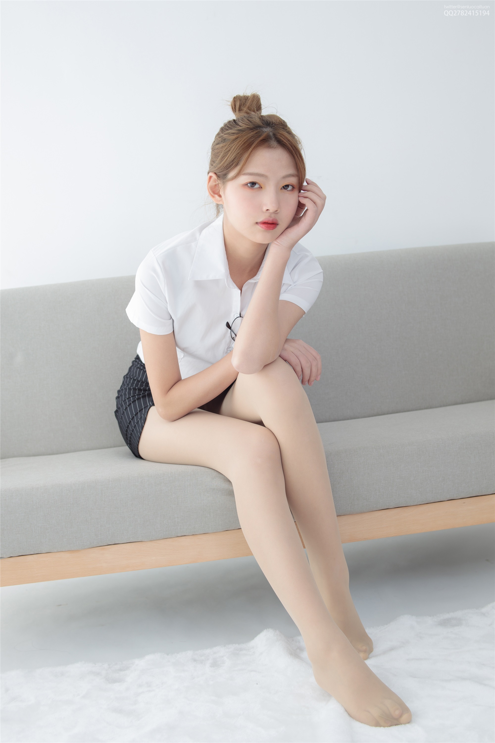 森萝财团萝莉丝足写真 JKFUN-046 50D肉丝OL一定要搭配眼镜