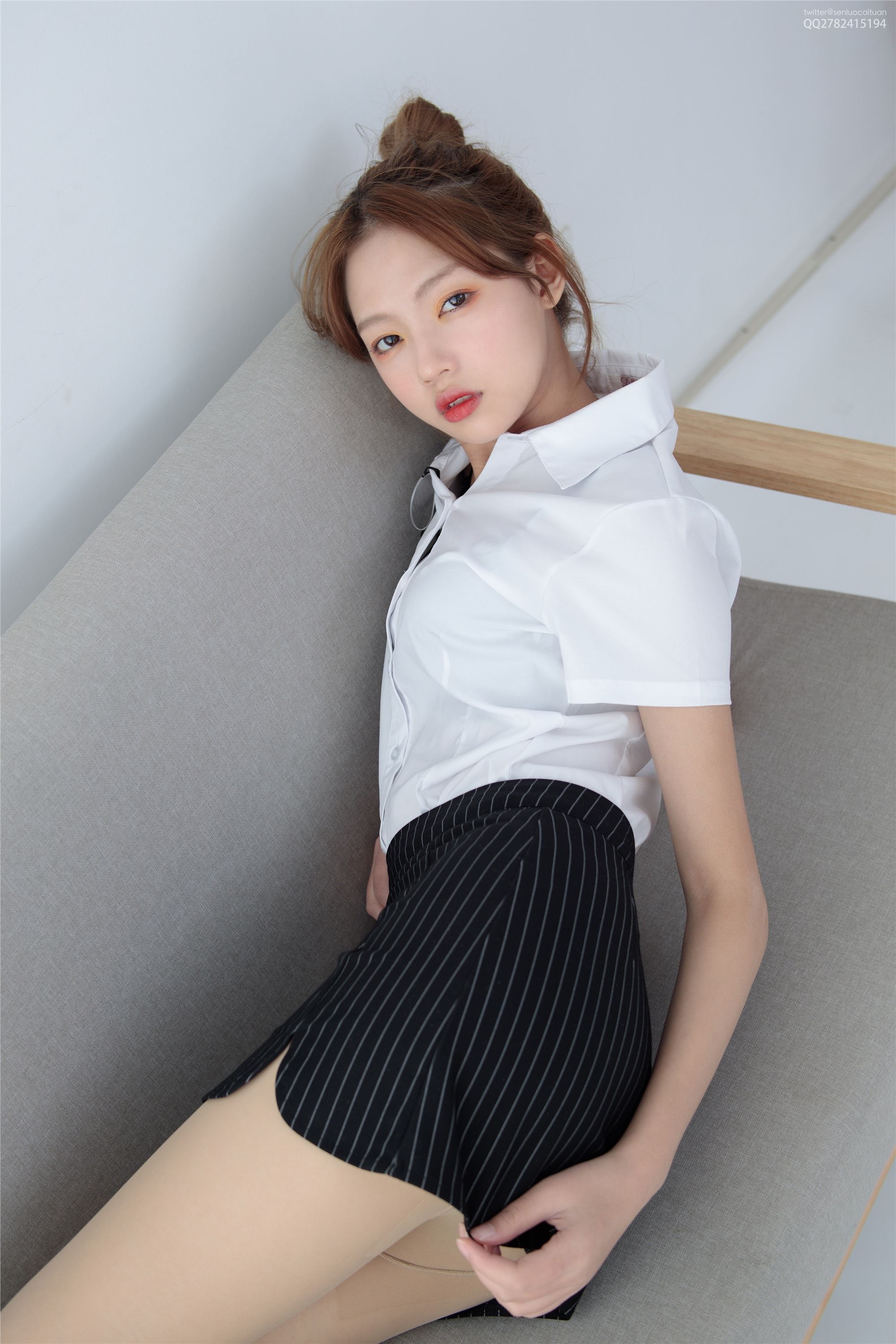 森萝财团萝莉丝足写真 JKFUN-046 50D肉丝OL一定要搭配眼镜