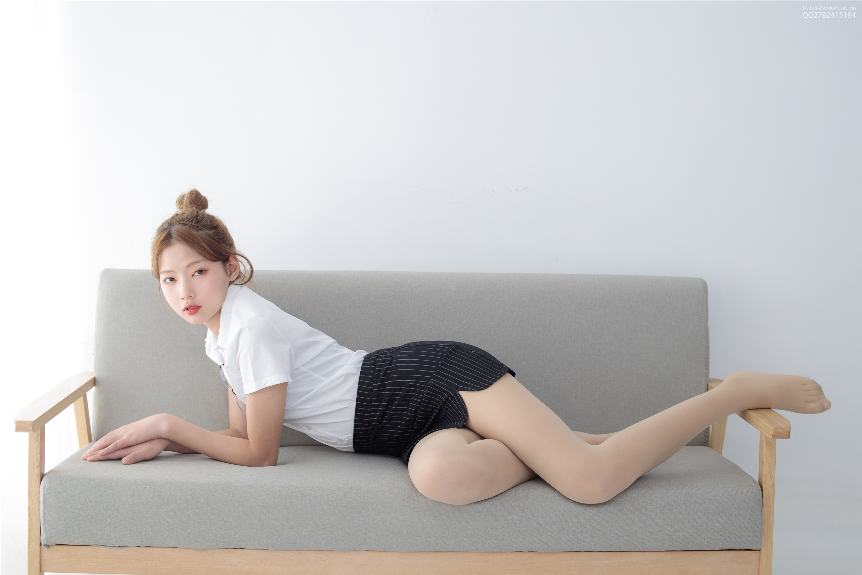 森萝财团萝莉丝足写真 JKFUN-046 50D肉丝OL一定要搭配眼镜